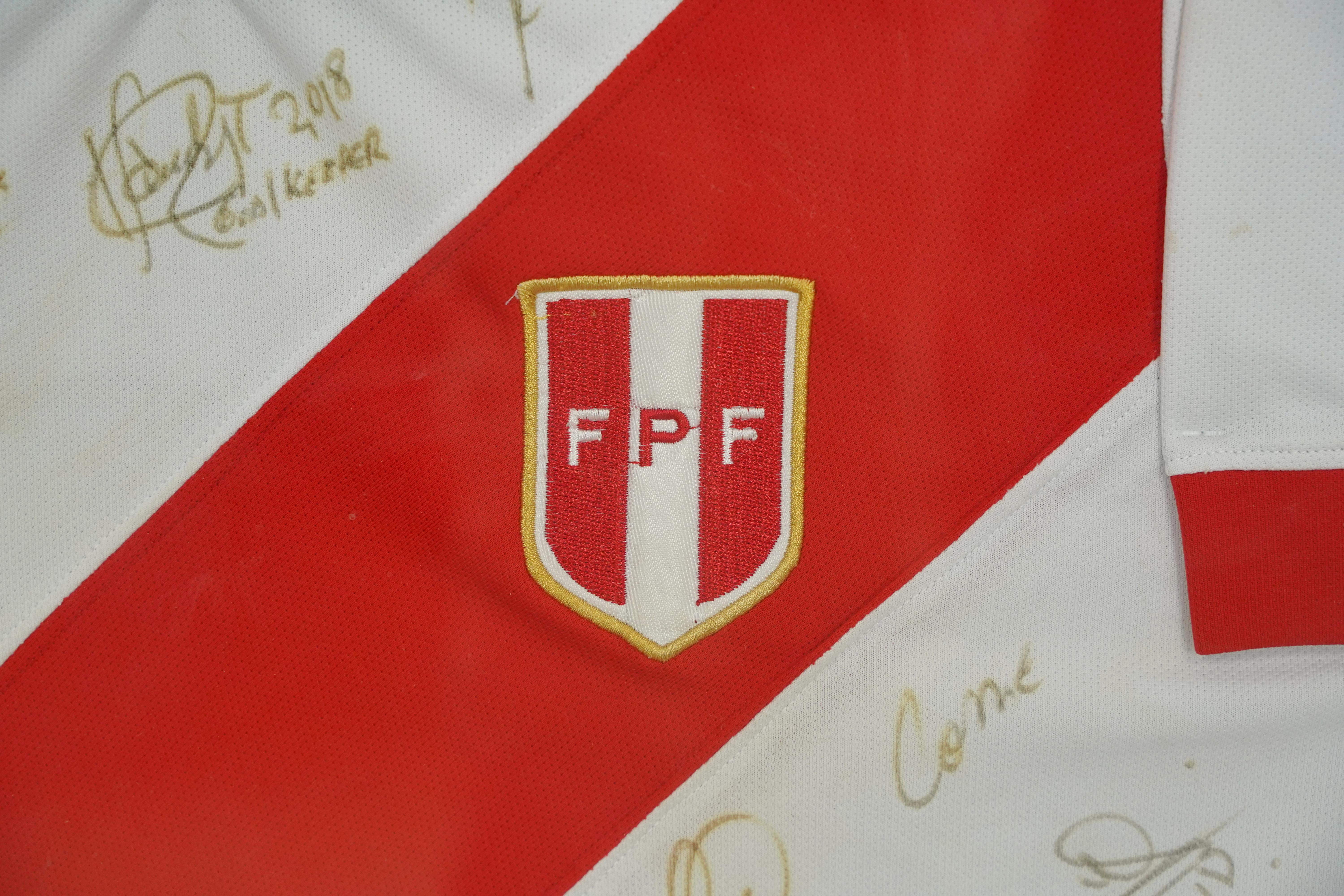 Signiertes Team Peru Belmont Frühjahr 2018 Champions Jersey (amerikanisch) im Angebot