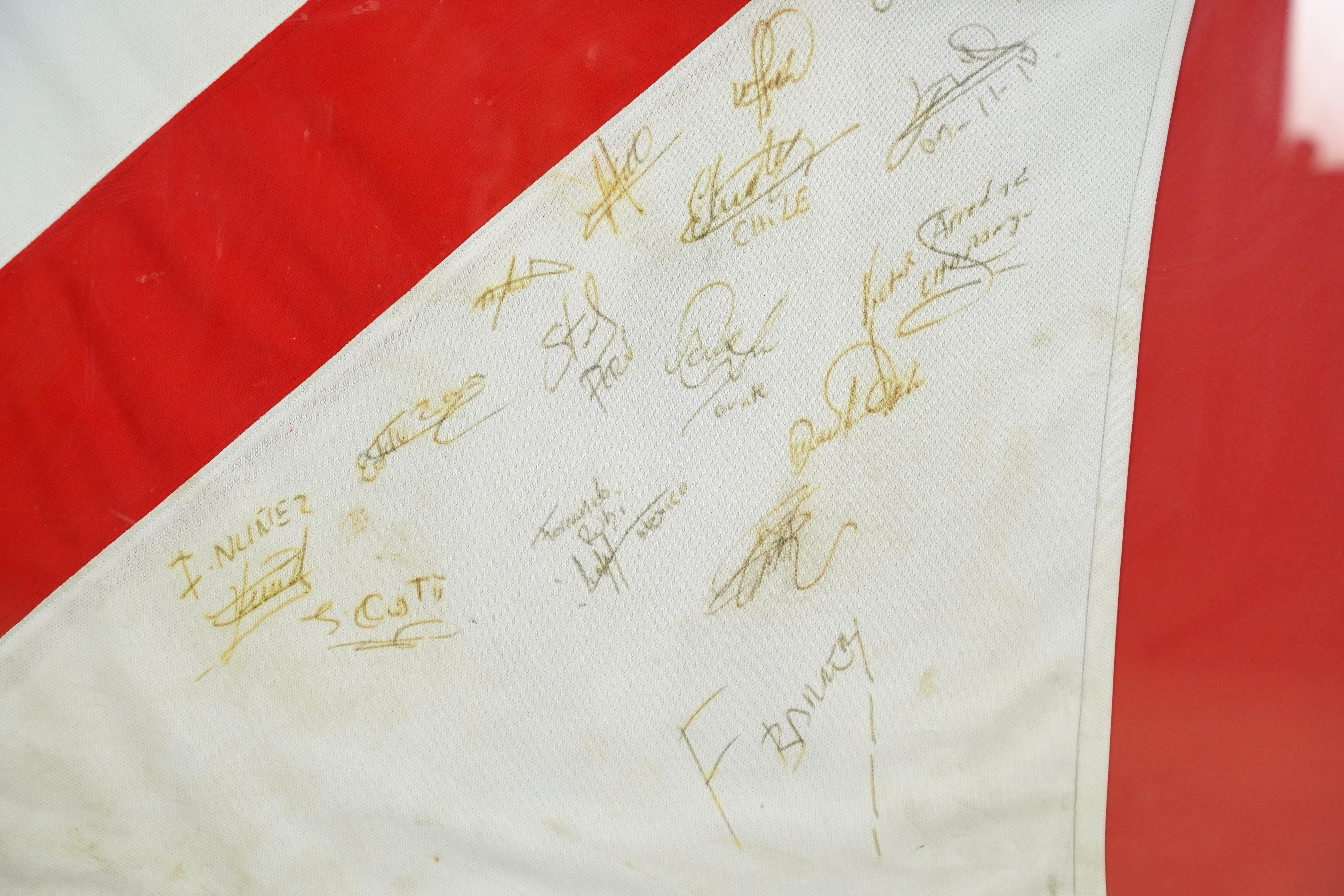 Signiertes Team Peru Belmont Frühjahr 2018 Champions Jersey im Zustand „Gut“ im Angebot in New York, NY