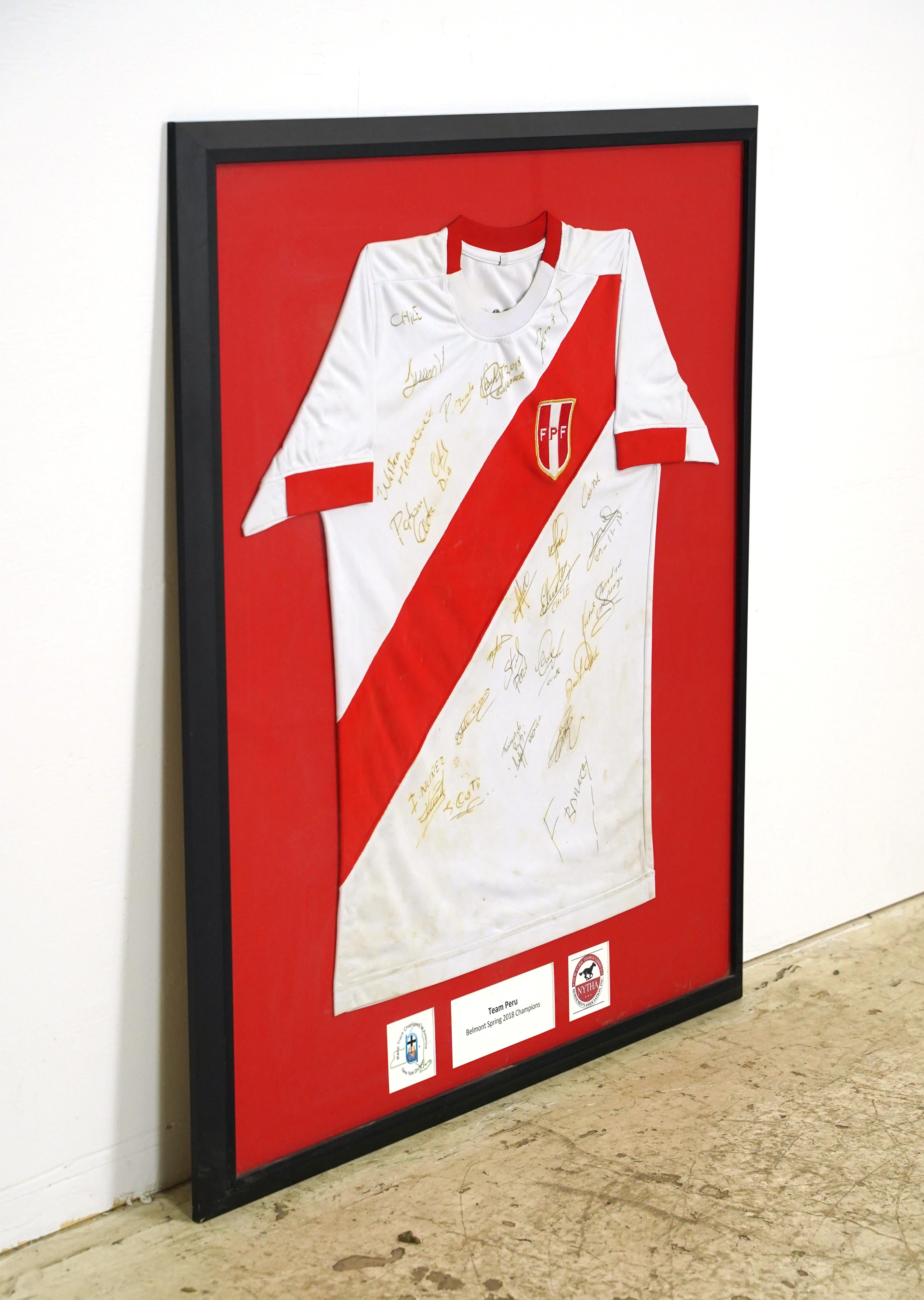 Signiertes Team Peru Belmont Frühjahr 2018 Champions Jersey im Angebot 2