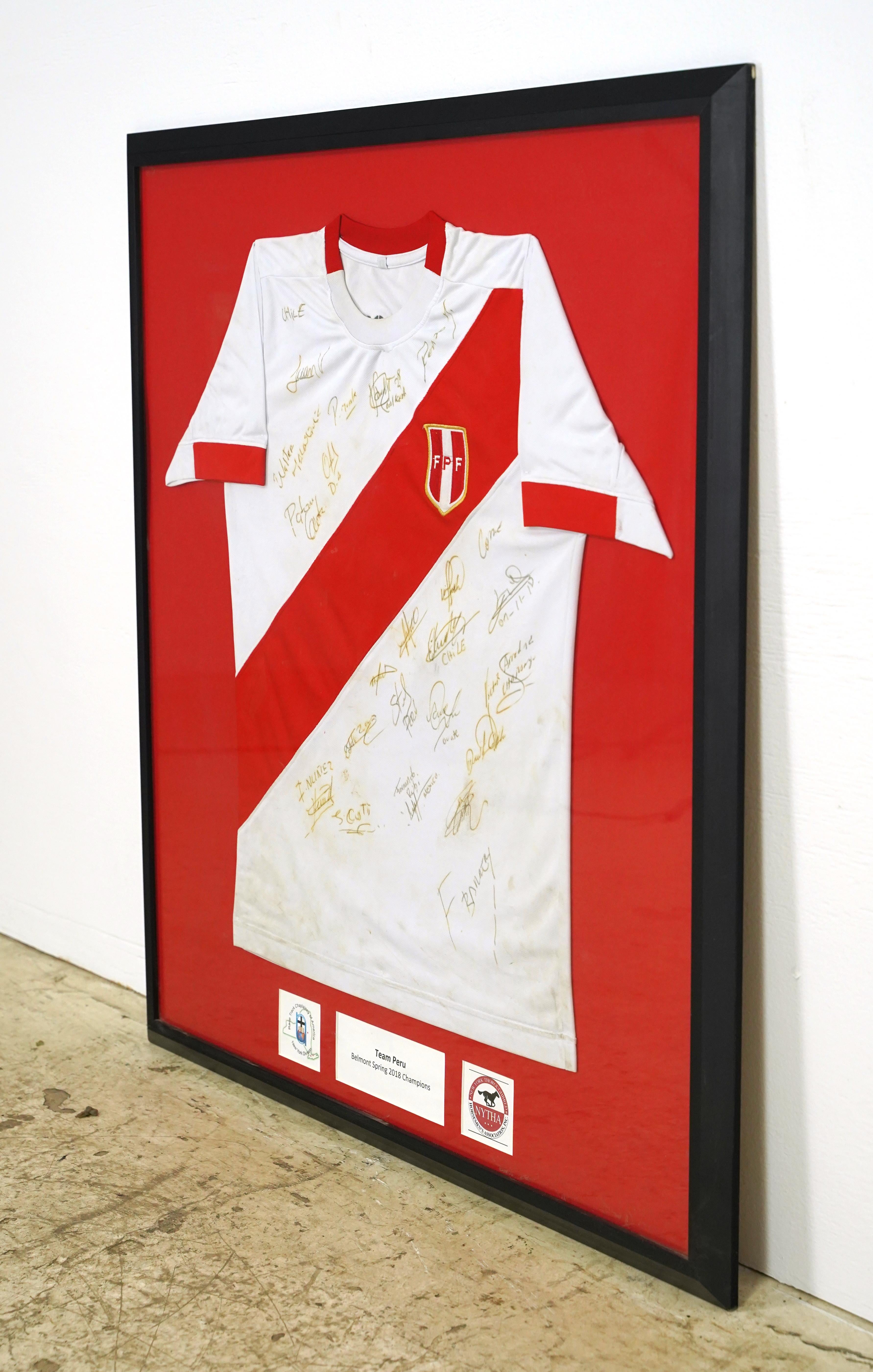 Signiertes Team Peru Belmont Frühjahr 2018 Champions Jersey im Angebot 3