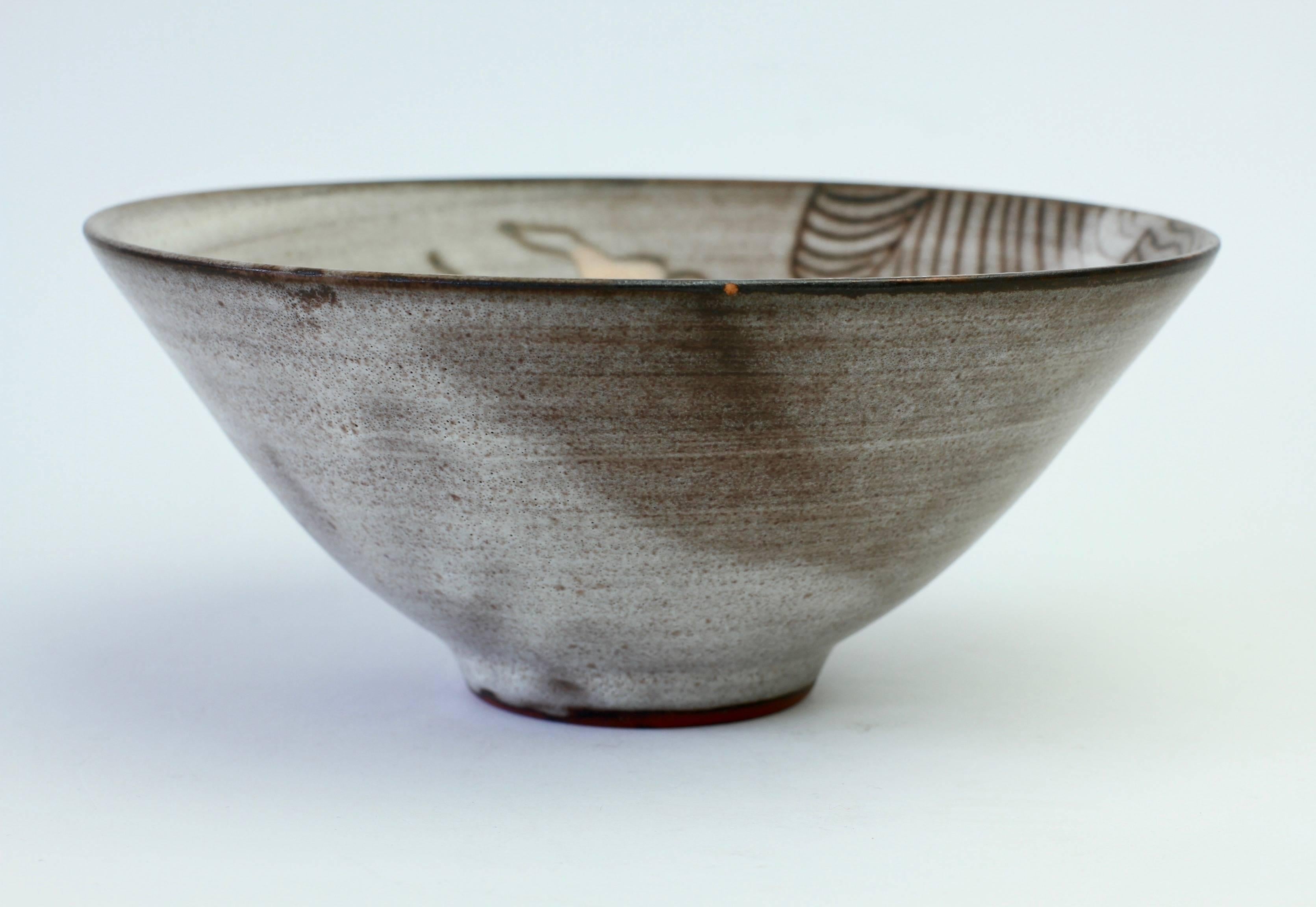 Bol ou plat en poterie de studio d'art britannique signé Tessa Fuchs, vers 1980 en vente 6