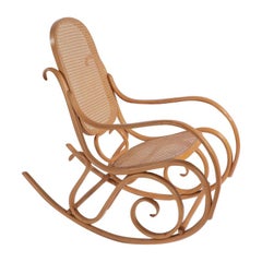 Fauteuil à bascule Schaukelstuhl en bois de Bentwood signé Thonet