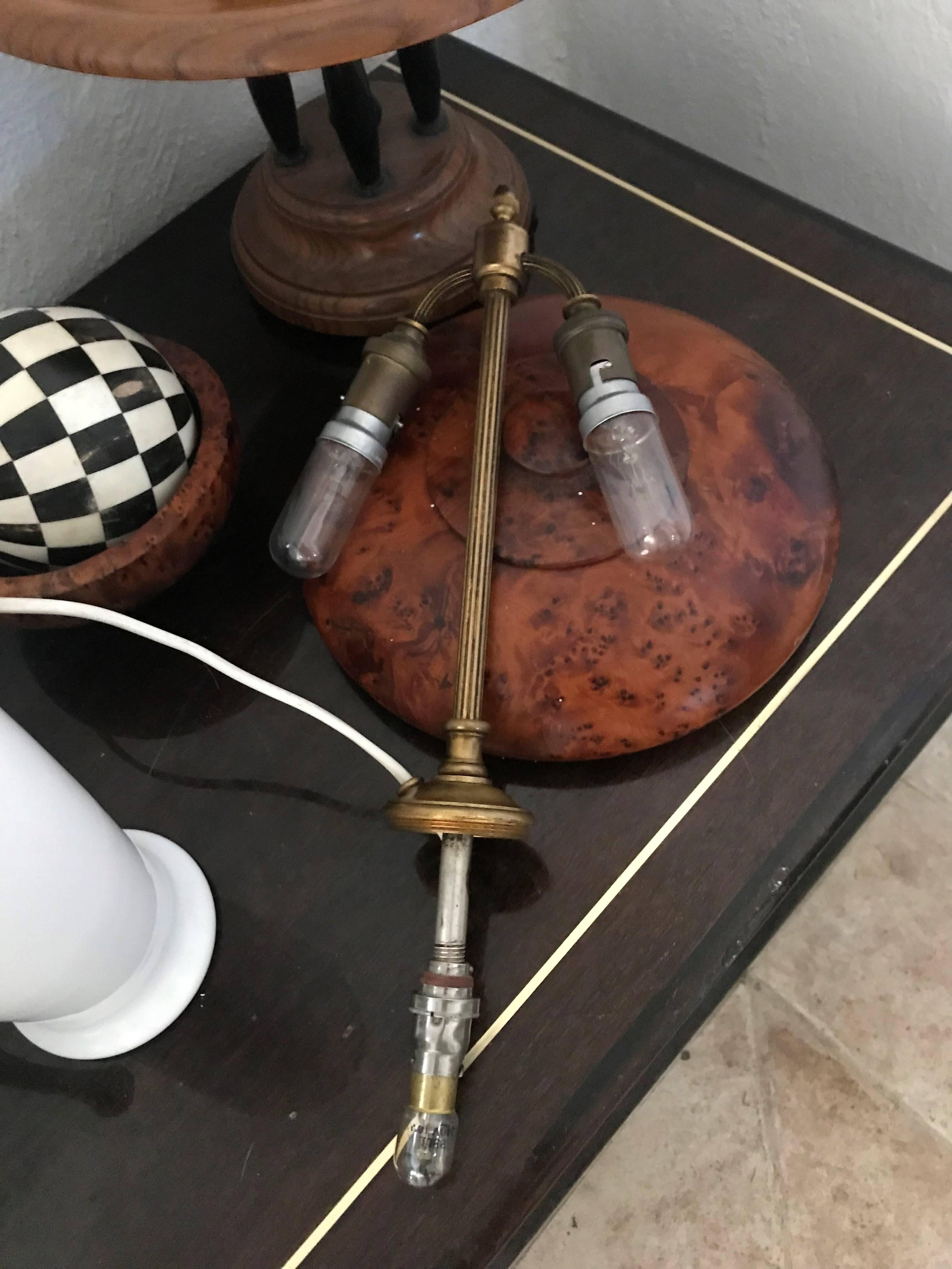 Lampe de bureau à trois lumières signée Baccarat, France 1920 en verre opalin et bronze en vente 2