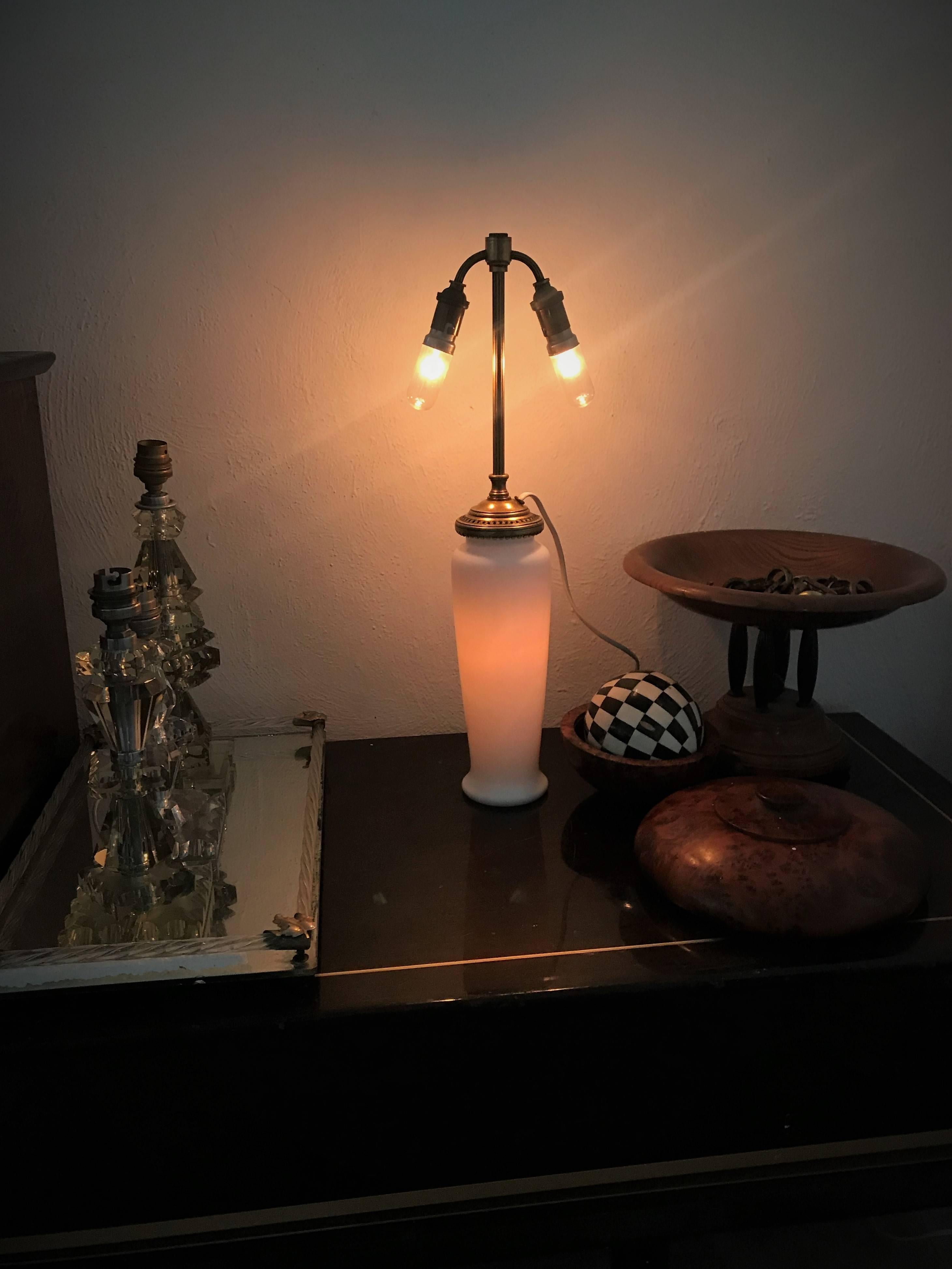 Signierte dreiflammige Tischlampe von Baccarat, Frankreich 1920 aus Opalglas und Bronze im Angebot 4