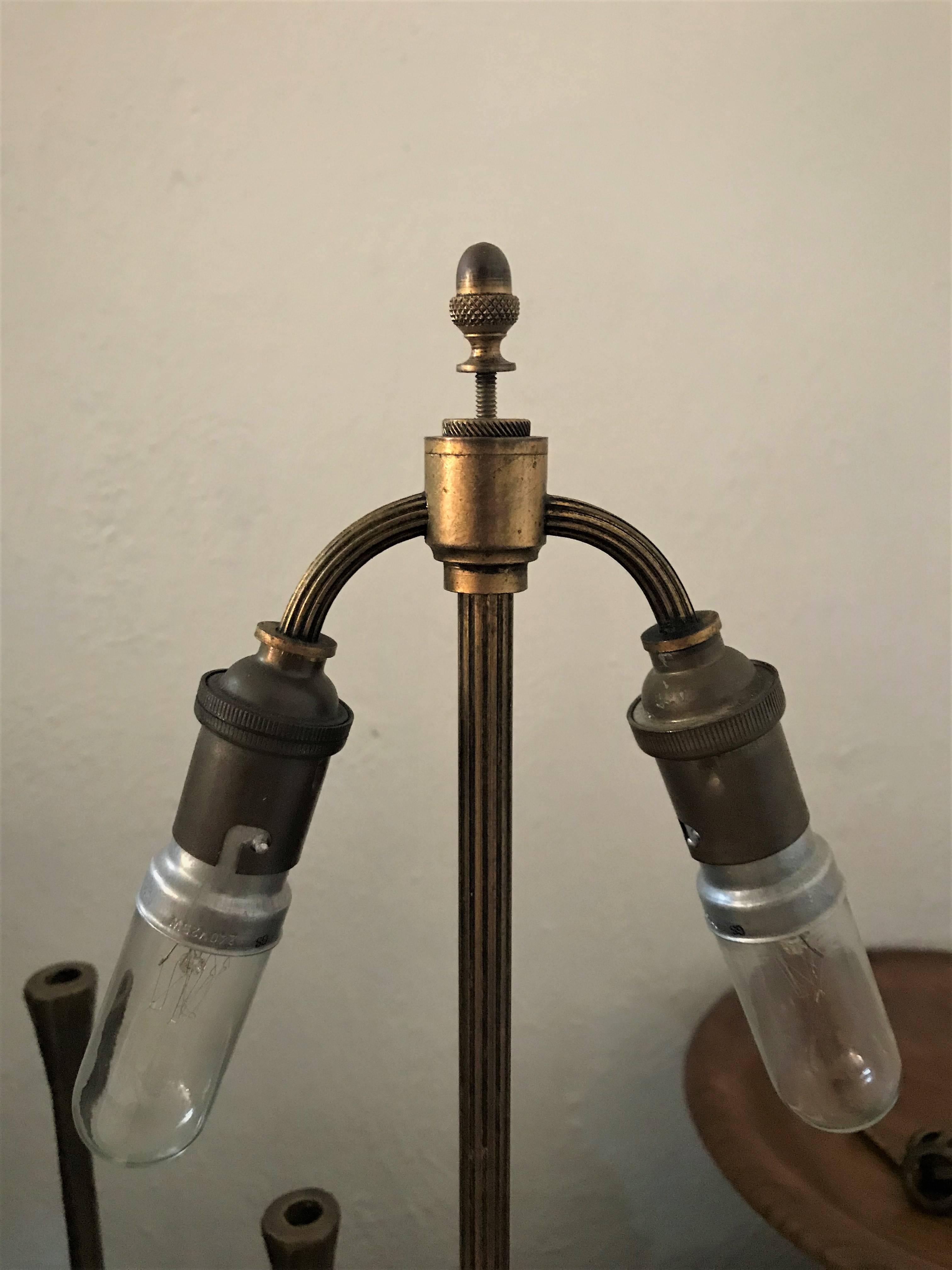 Signierte dreiflammige Tischlampe von Baccarat, Frankreich 1920 aus Opalglas und Bronze im Angebot 1