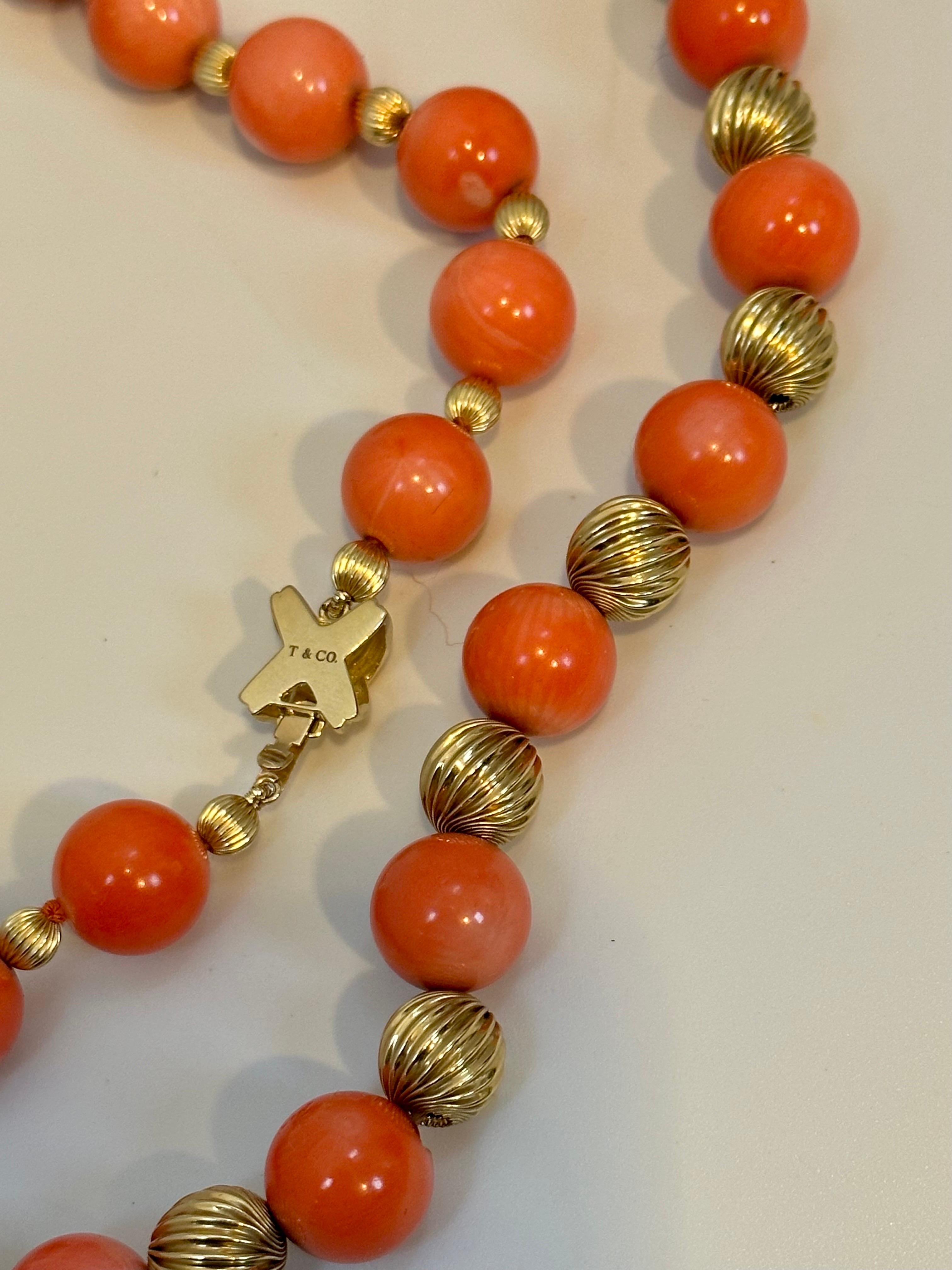 Signées Tiffany & Co. Collier de perles en or jaune et corail naturel vintage, 38 po. de long en vente 9