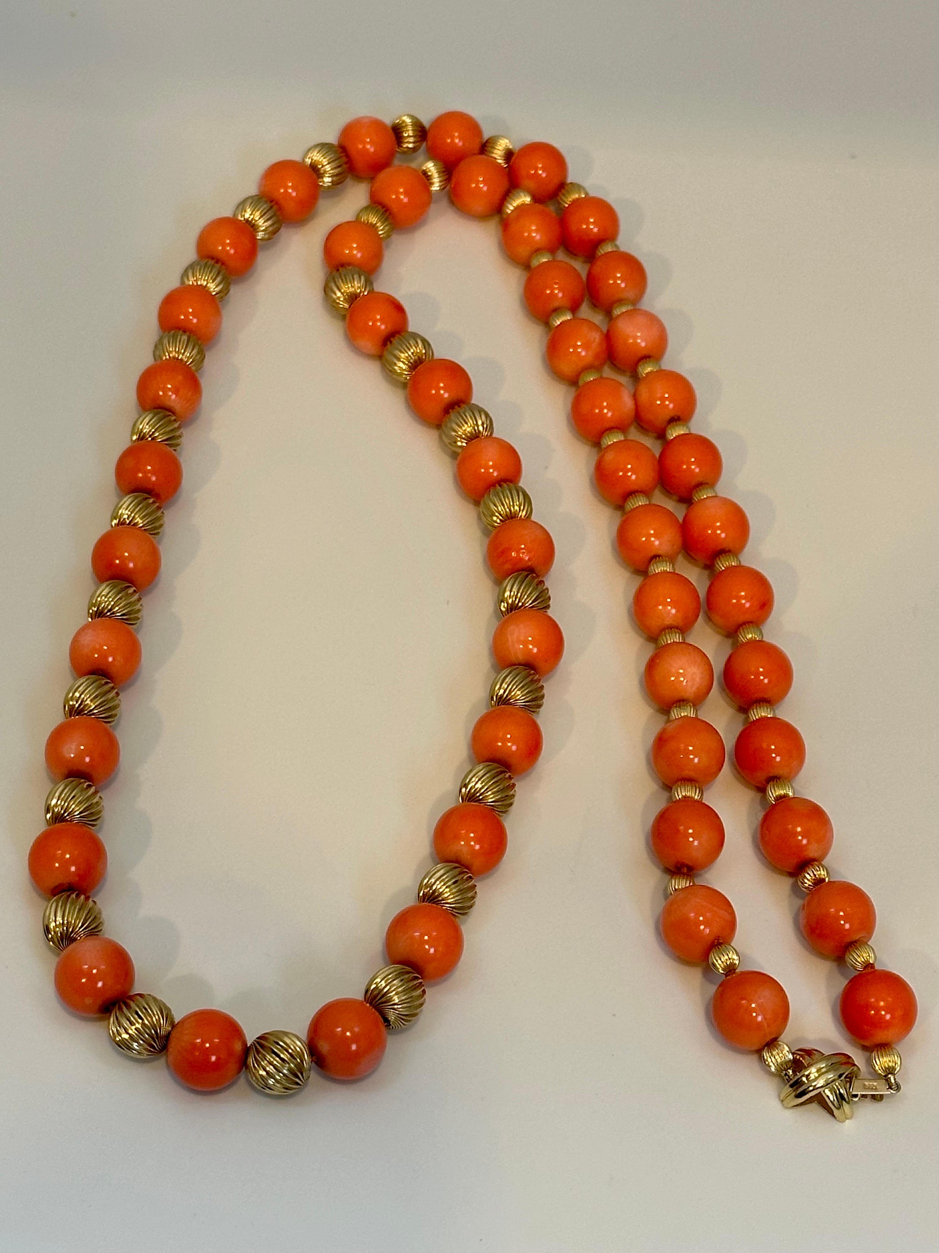 Signées Tiffany & Co. Collier de perles en or jaune et corail naturel vintage, 38 po. de long en vente 10