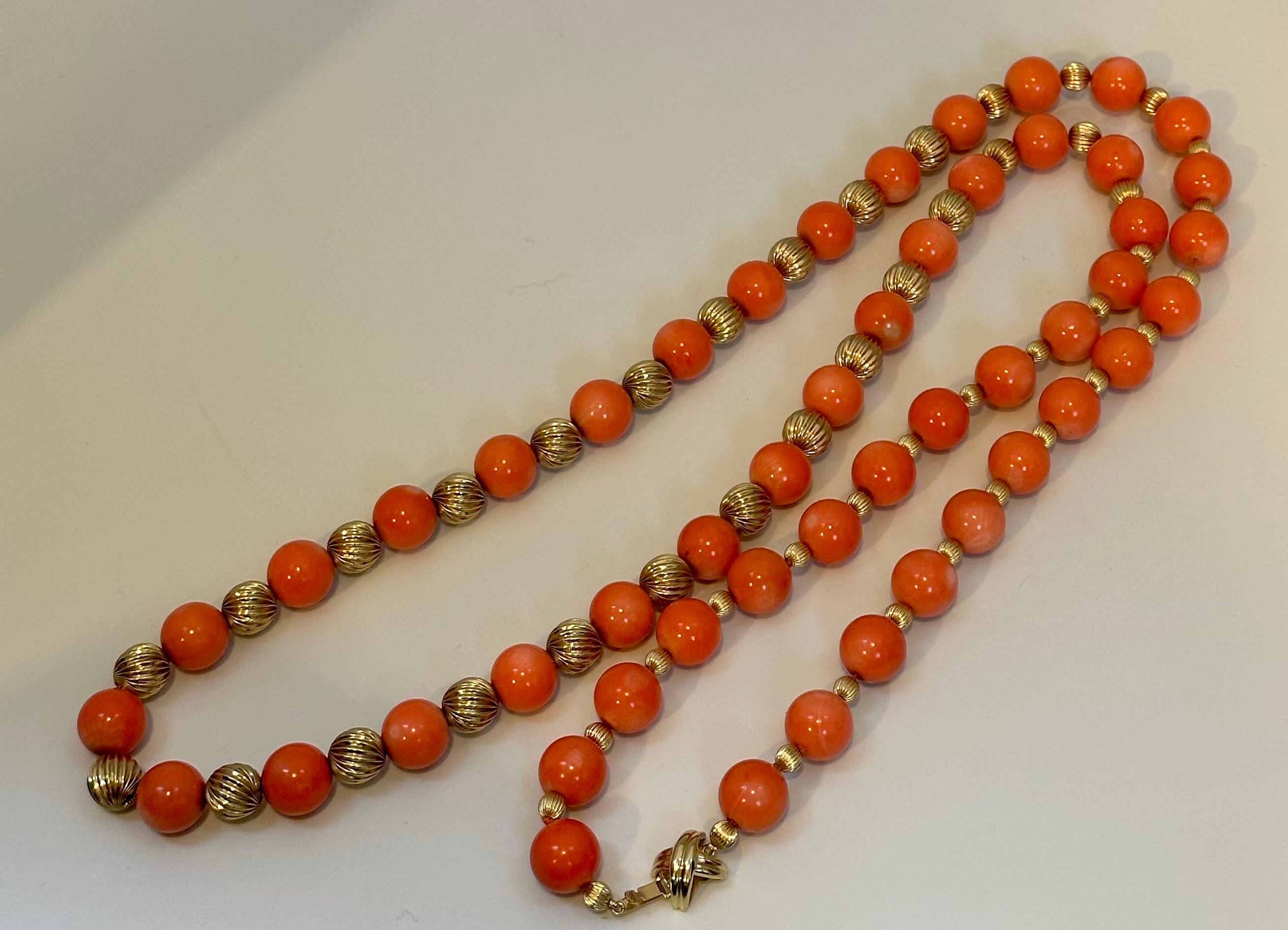 Signées Tiffany & Co. Collier de perles en or jaune et corail naturel vintage, 38 po. de long en vente 3