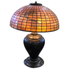 Signierte Tiffany-Lampe - Kiefernnadelsockel mit intaktem:: bernsteinfarbenem:: geometrischem Lampenschirm