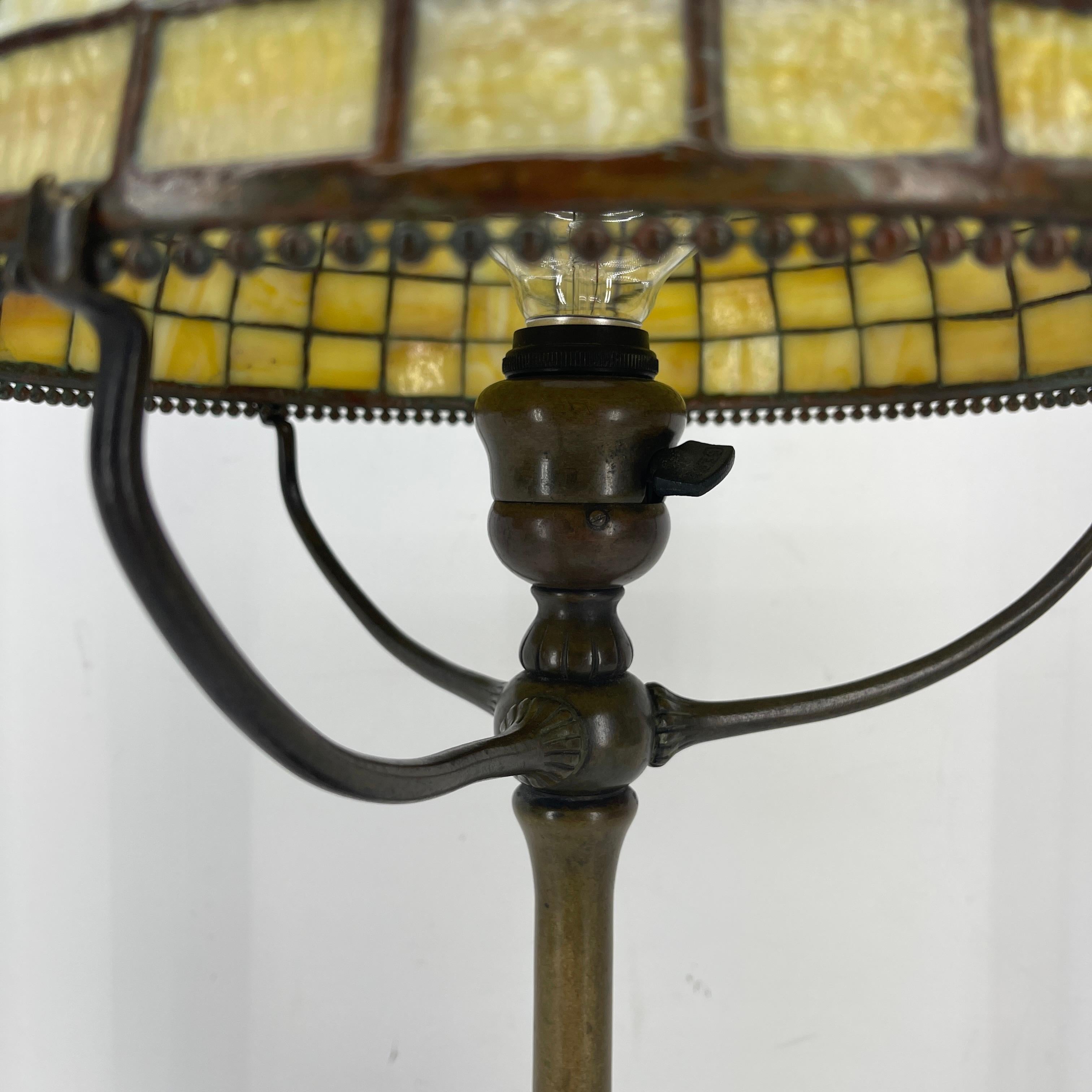 Signierte Jugendstil-Tischlampe von Tiffany Studios, frühe 1900er Jahre im Angebot 1