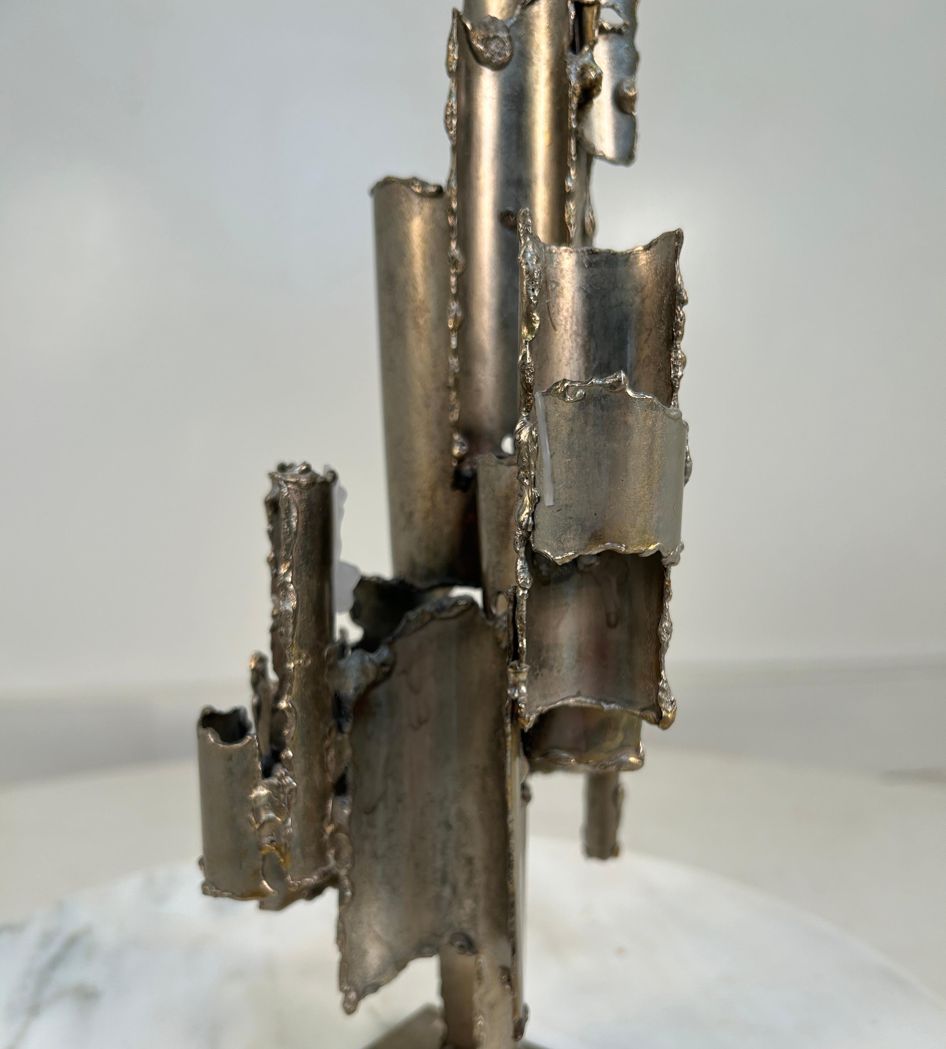 Ungewöhnlicher Tischkronleuchter von Marcello Fantoni, signiert mit Metallplakette. Dieses Stück ermöglicht die Verwendung von 3 Kerzen. Teils praktisch, meist skulptural und mit viel Patina, Stil und Charakter.
