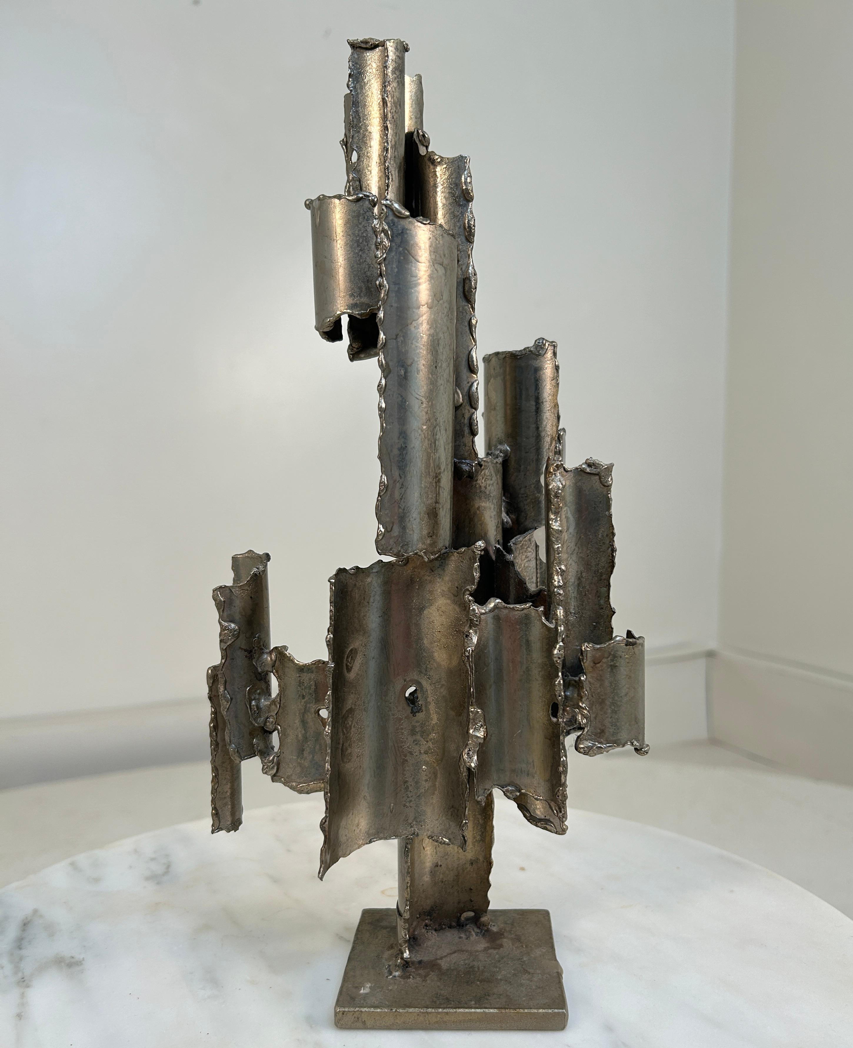 Brutalistischer skulpturaler Metallkandelaber im Torch Cut-Schliff von Marcello Fantoni, signiert (Moderne der Mitte des Jahrhunderts) im Angebot