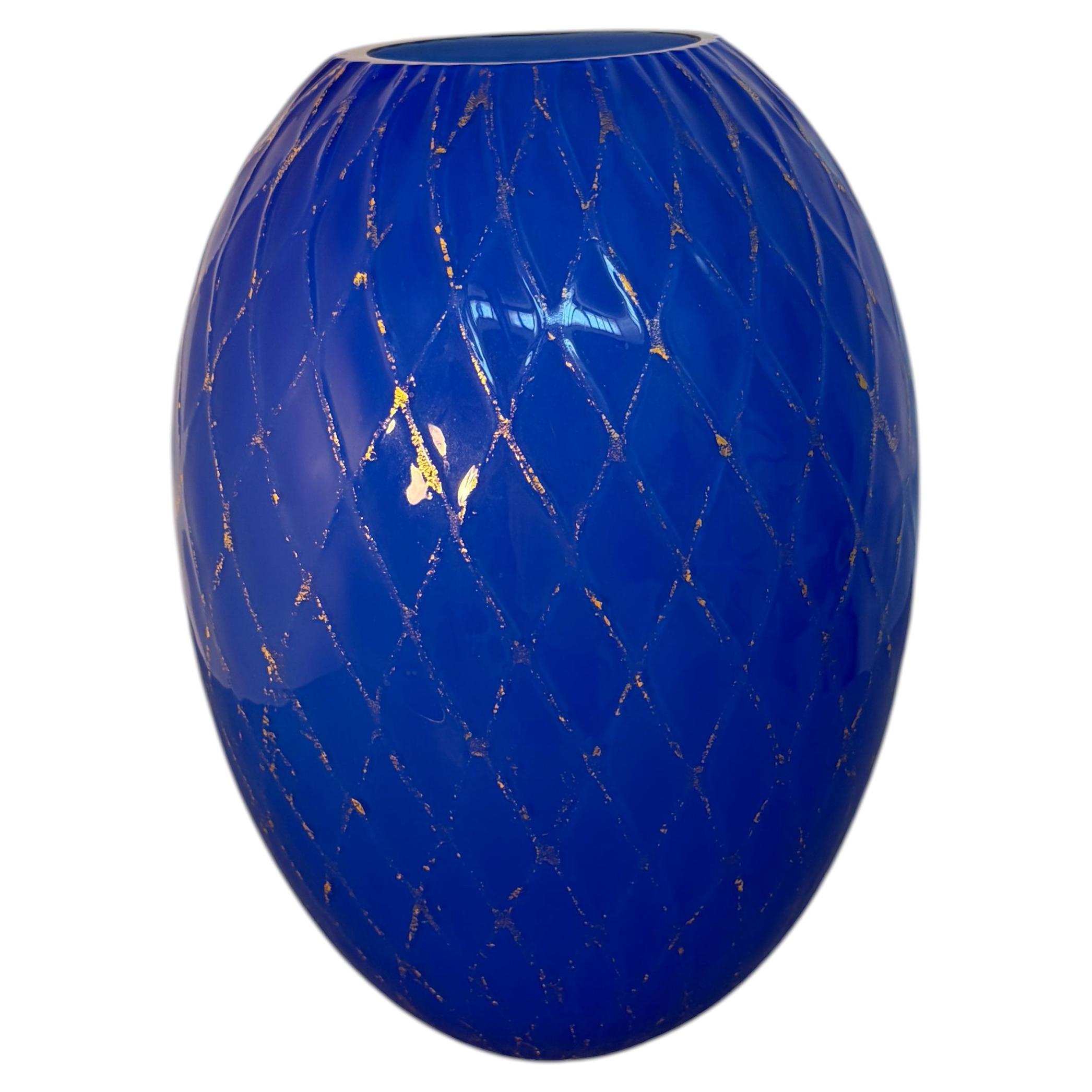 Vase en verre bleu cobalt signé Toso Murano, orné d'un motif en treillis doré en vente