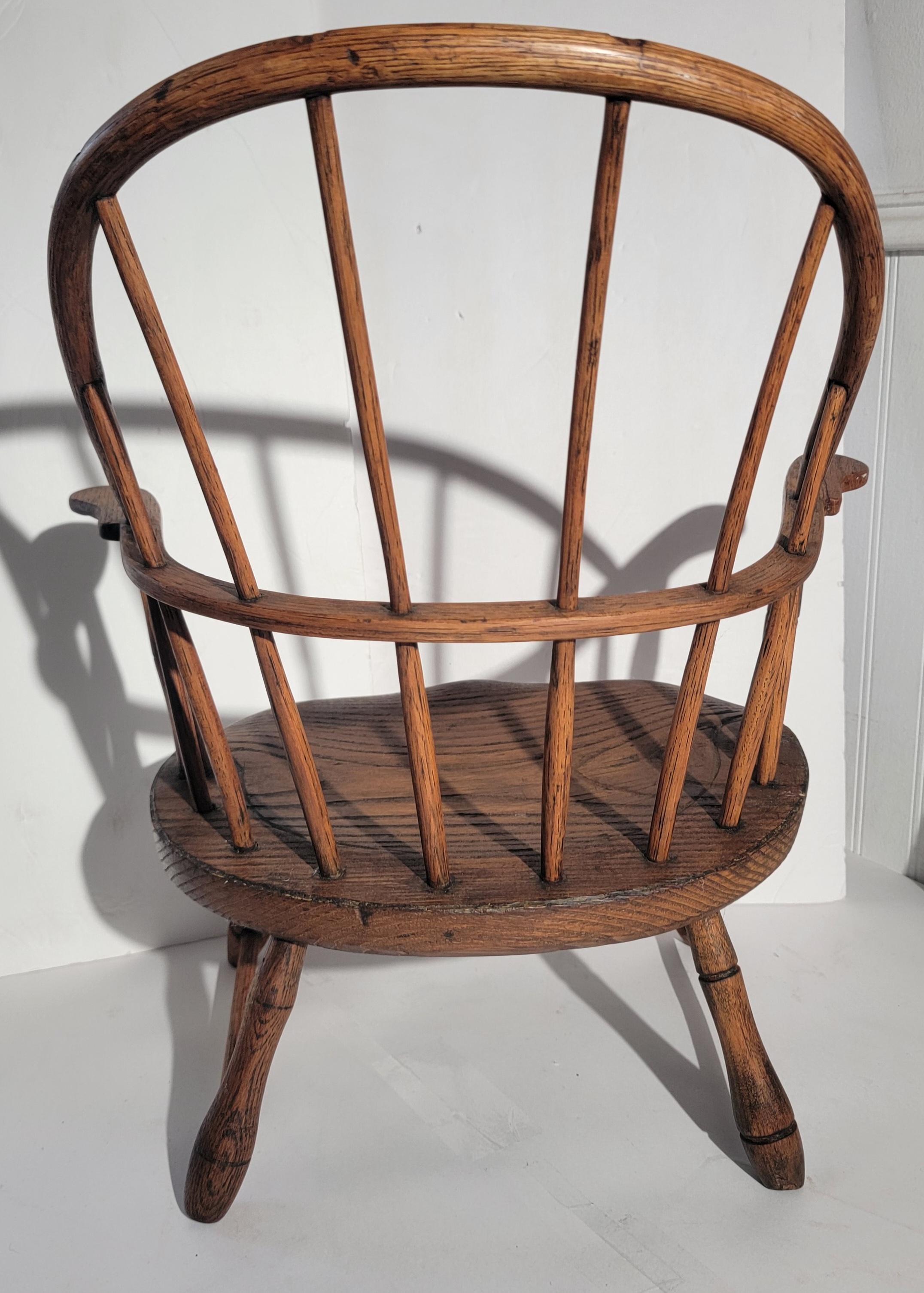 Sculpté à la main Signé Tracy 19Thc Child's  Fauteuil Windsor à bras allongé en vente