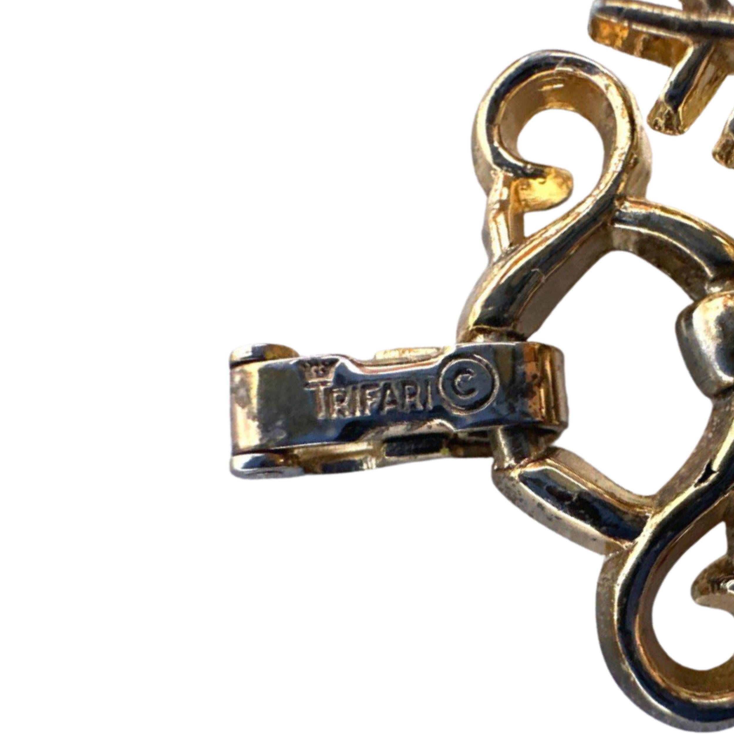Women's Signed Trifari Dogwood Bracelet Vintage Enamel White & Gold Tone Flower Bracelet For Sale