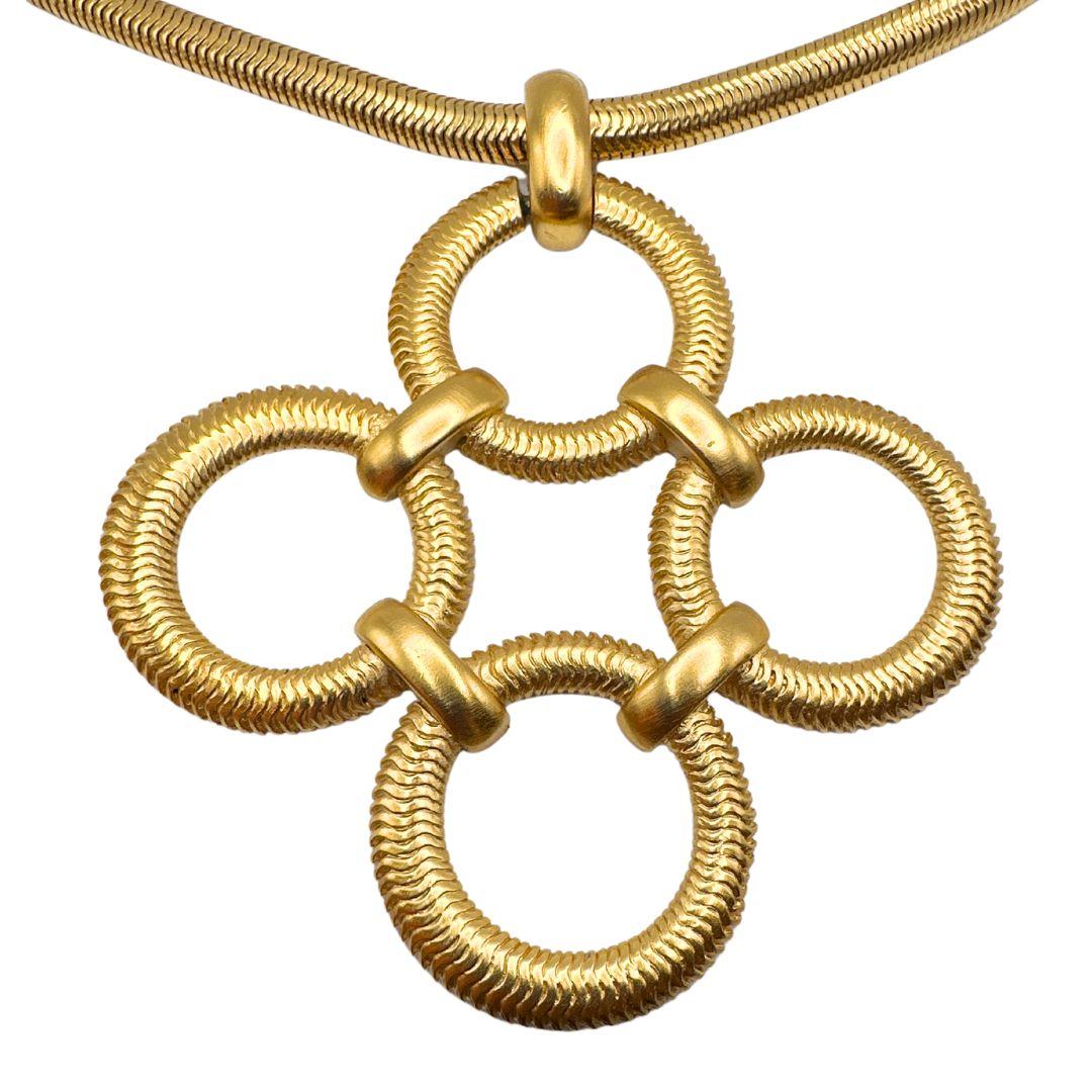 Signierte Trifari Set aus goldfarbener Halskette und Clip-Ohrringen (Art déco) im Angebot