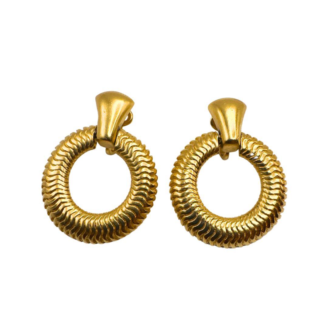 Signierte Trifari Set aus goldfarbener Halskette und Clip-Ohrringen für Damen oder Herren im Angebot