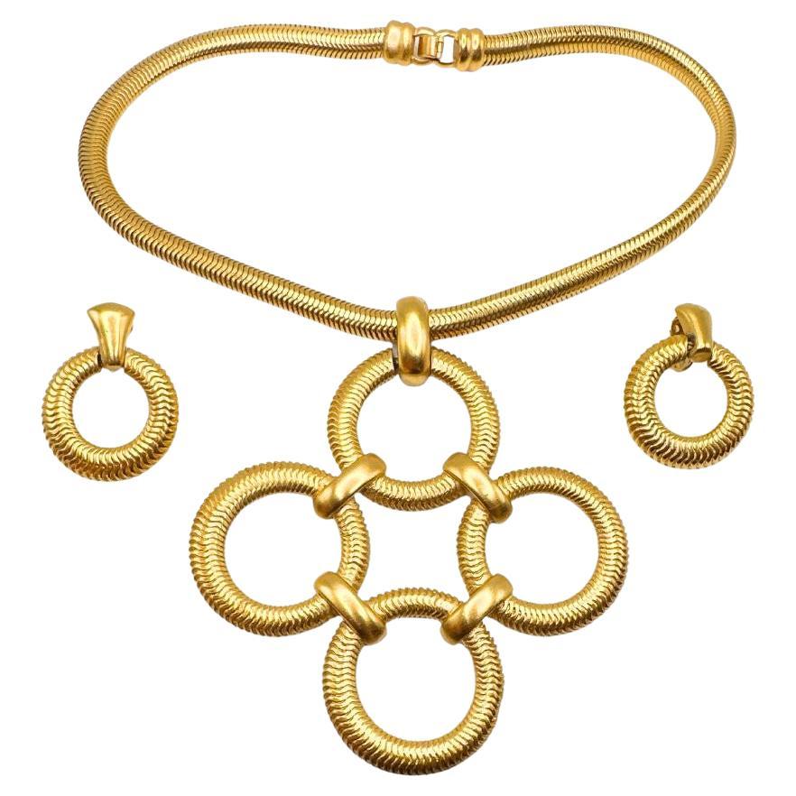 Set de colliers et de boucles d'oreilles à clip en or signé Trifari en vente