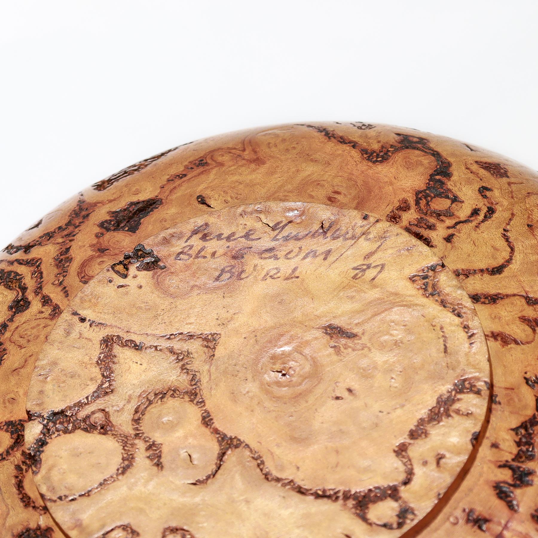 Bol en bois tourné signé en ronce de gomme bleue en vente 5