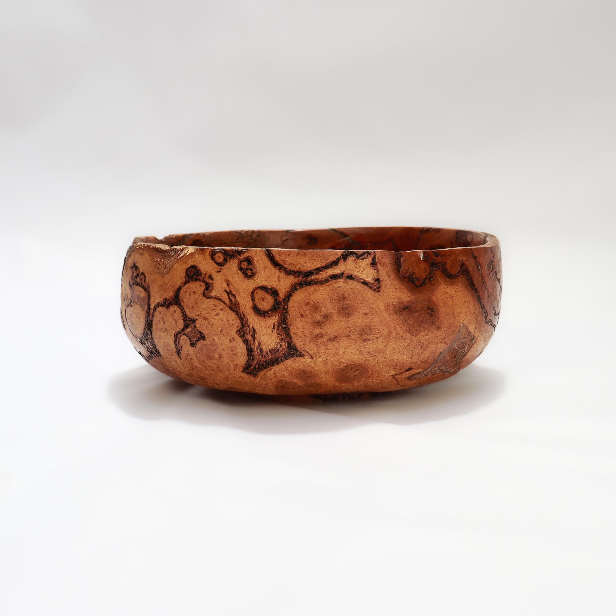 Un bol en bois tourné, finement travaillé à la main.

Par Perce Ludewig. 

Fabriqué en bois de ronce de gomme bleue d'Australie. Avec des sections de bord vif et un pied bas. Une fine ligne est gravée sur le pourtour intérieur. 

(Avec une carte de