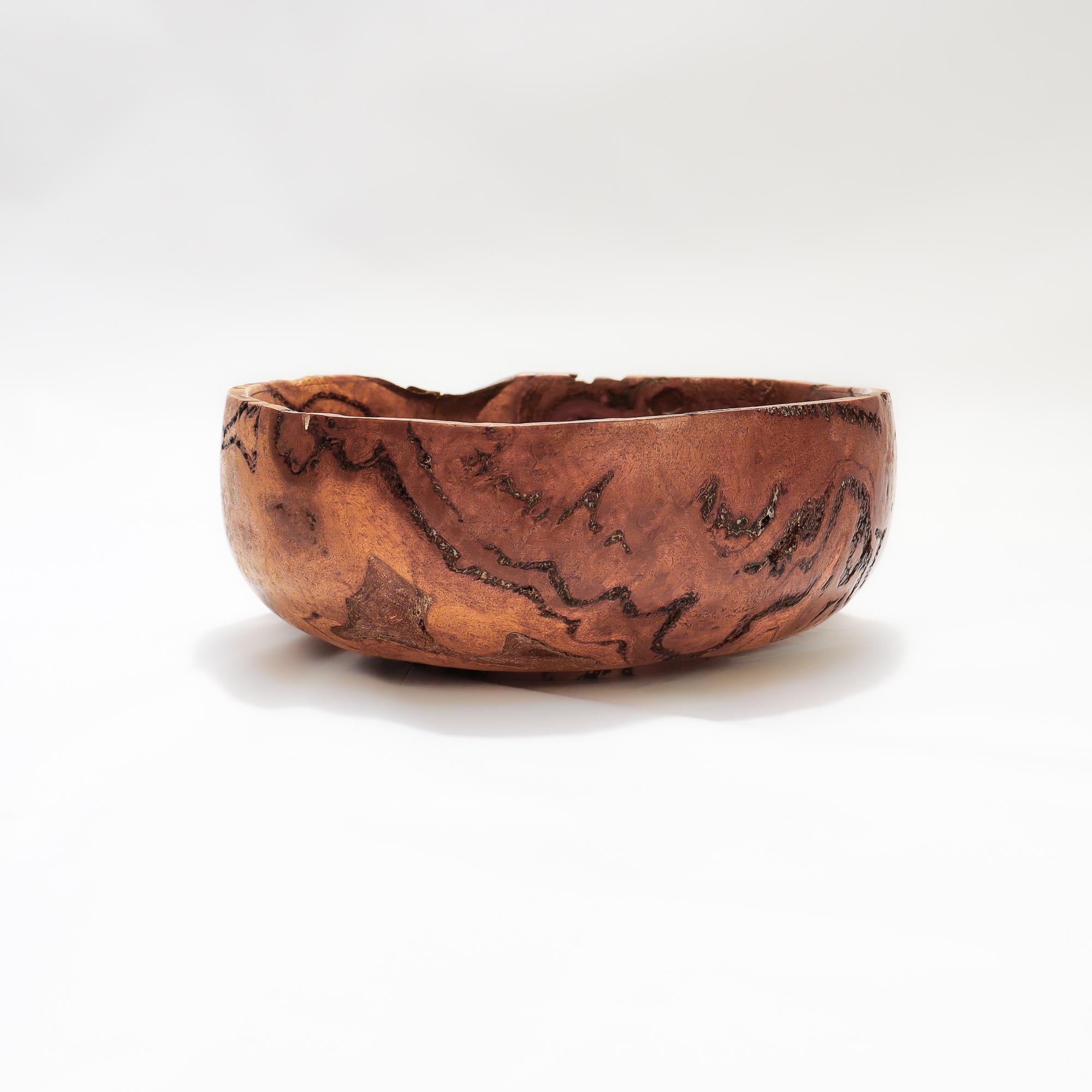 Australien Bol en bois tourné signé en ronce de gomme bleue en vente