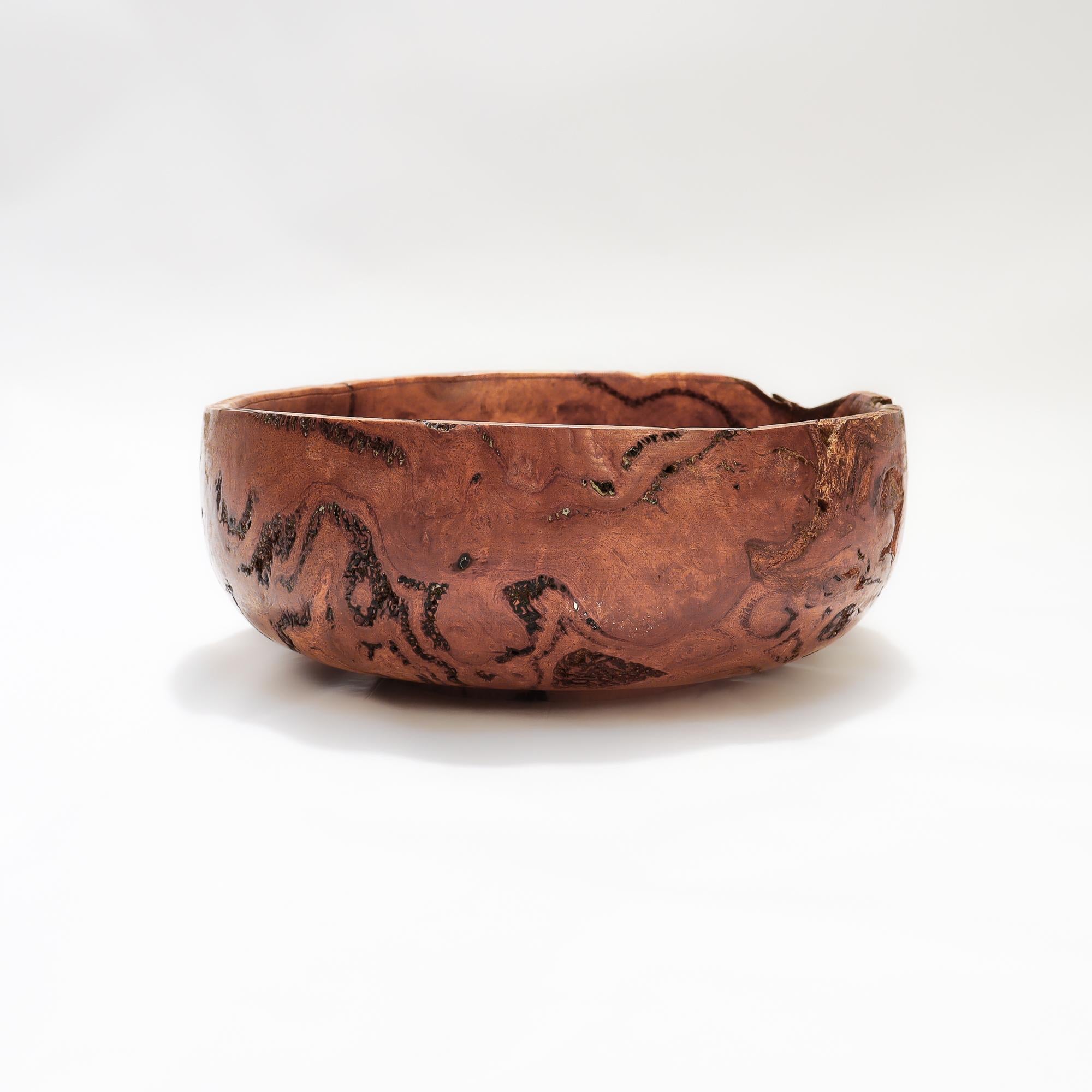 Bol en bois tourné signé en ronce de gomme bleue Bon état - En vente à Philadelphia, PA