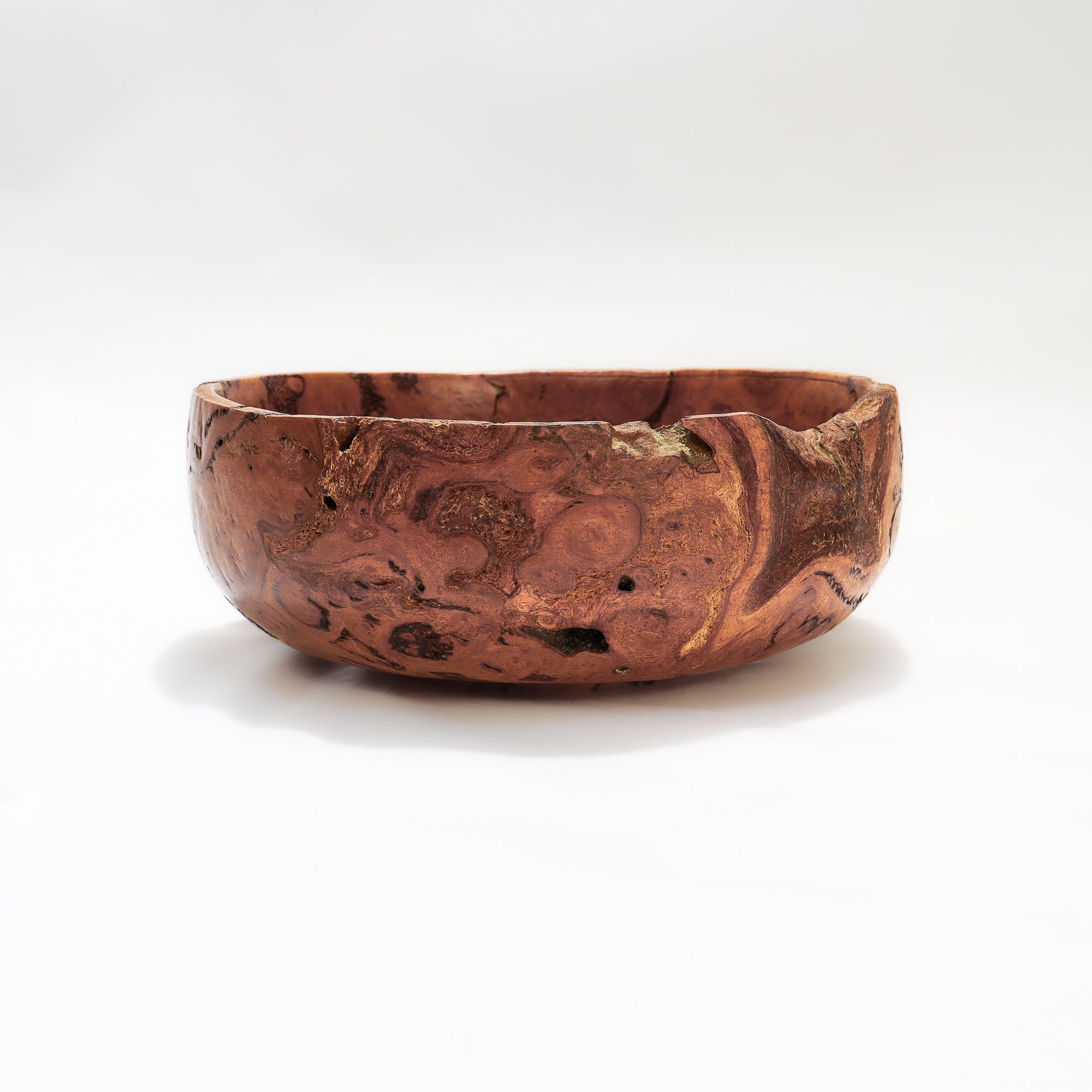 Fin du 20e siècle Bol en bois tourné signé en ronce de gomme bleue en vente