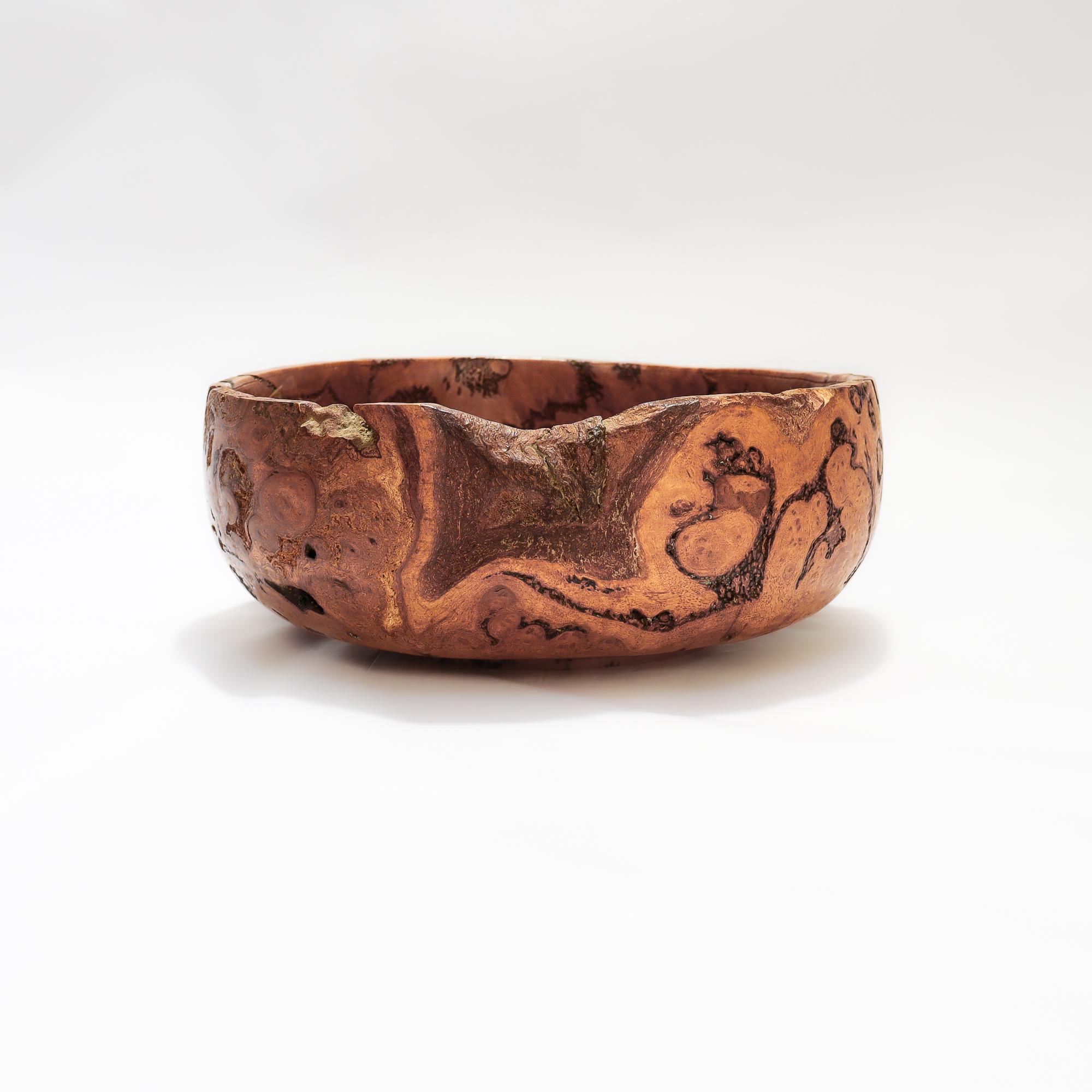 Bois Bol en bois tourné signé en ronce de gomme bleue en vente