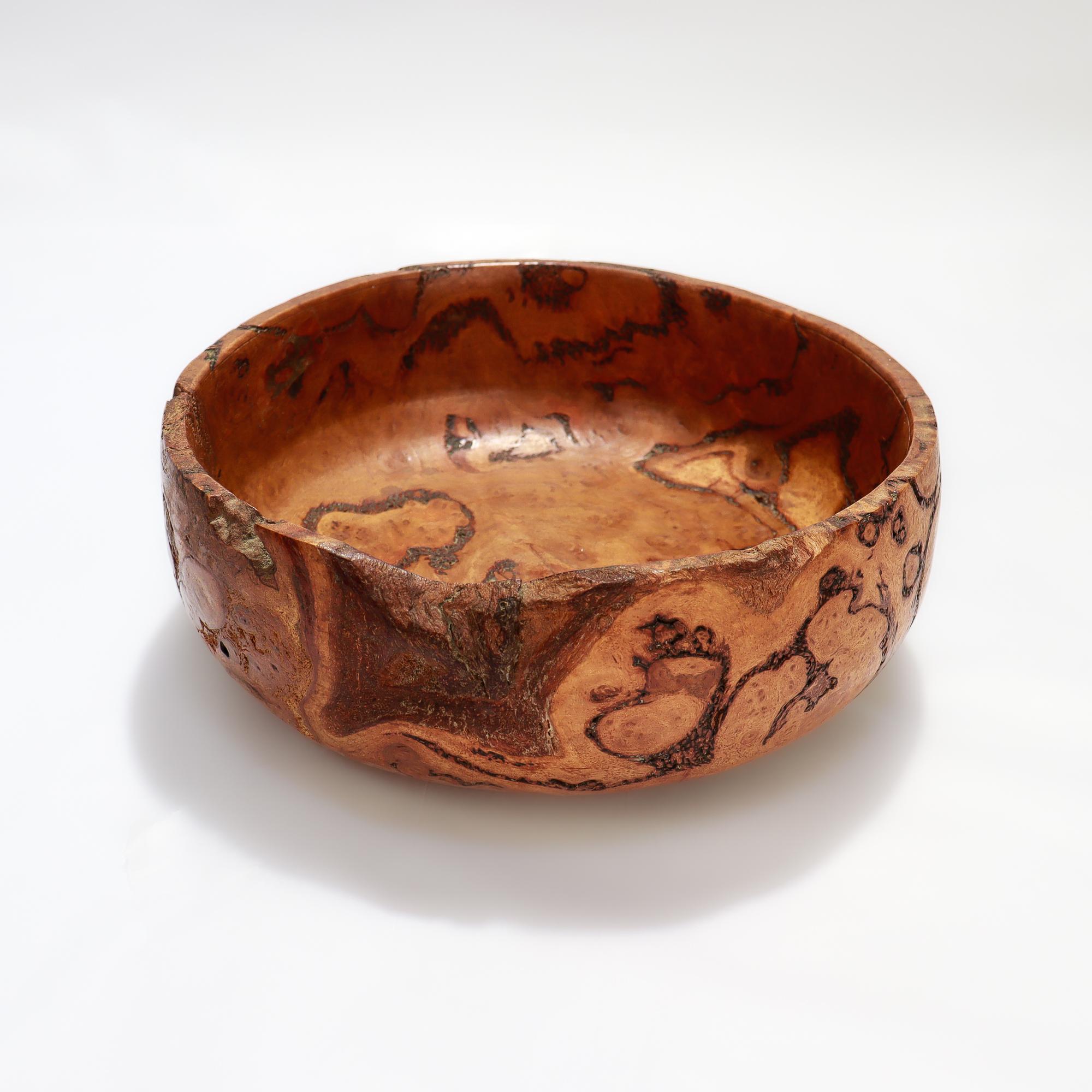 Bol en bois tourné signé en ronce de gomme bleue en vente 1