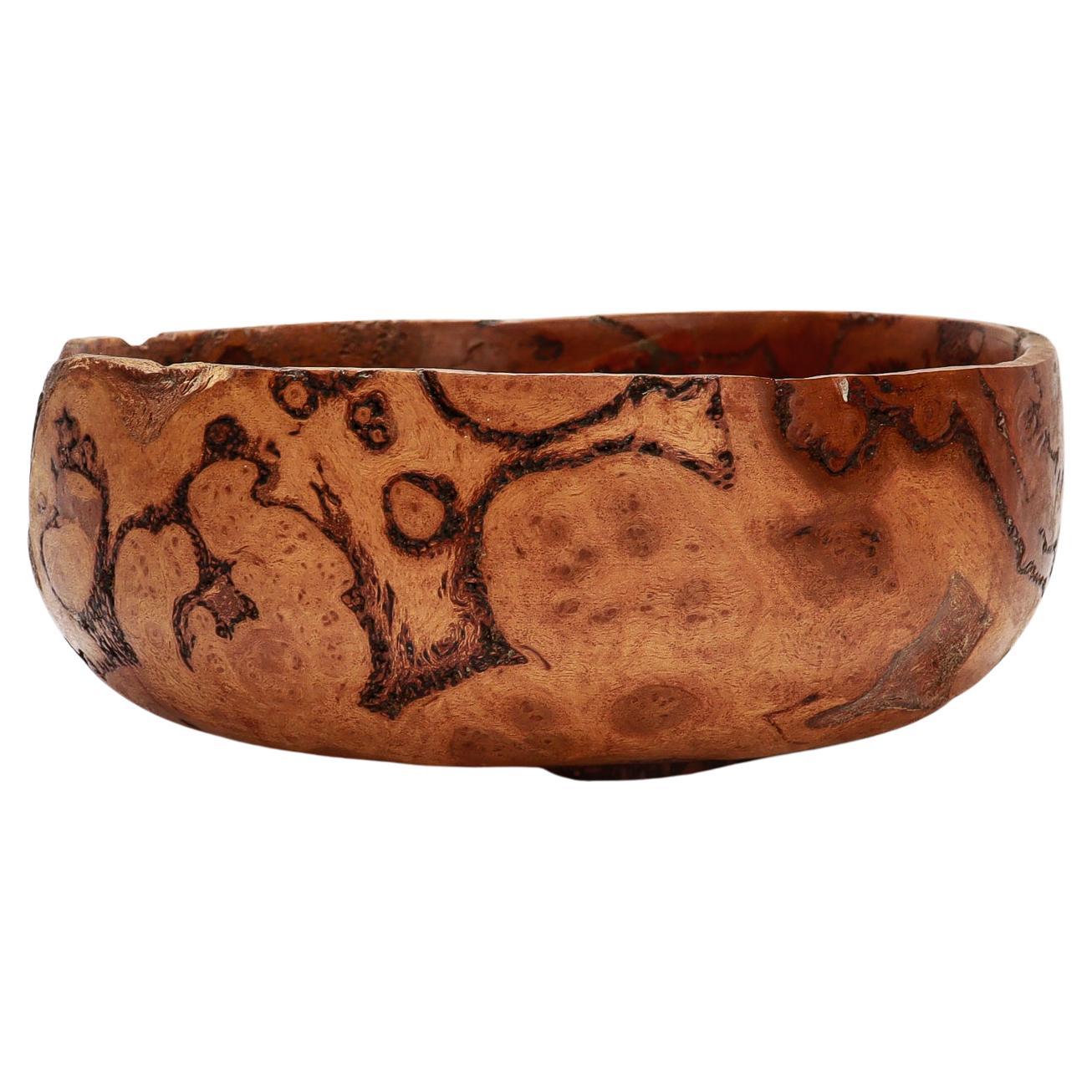 Bol en bois tourné signé en ronce de gomme bleue en vente