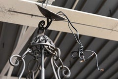 Lustre en verre peint signé Ulla Darni pourpre et jaune tourbillonnant