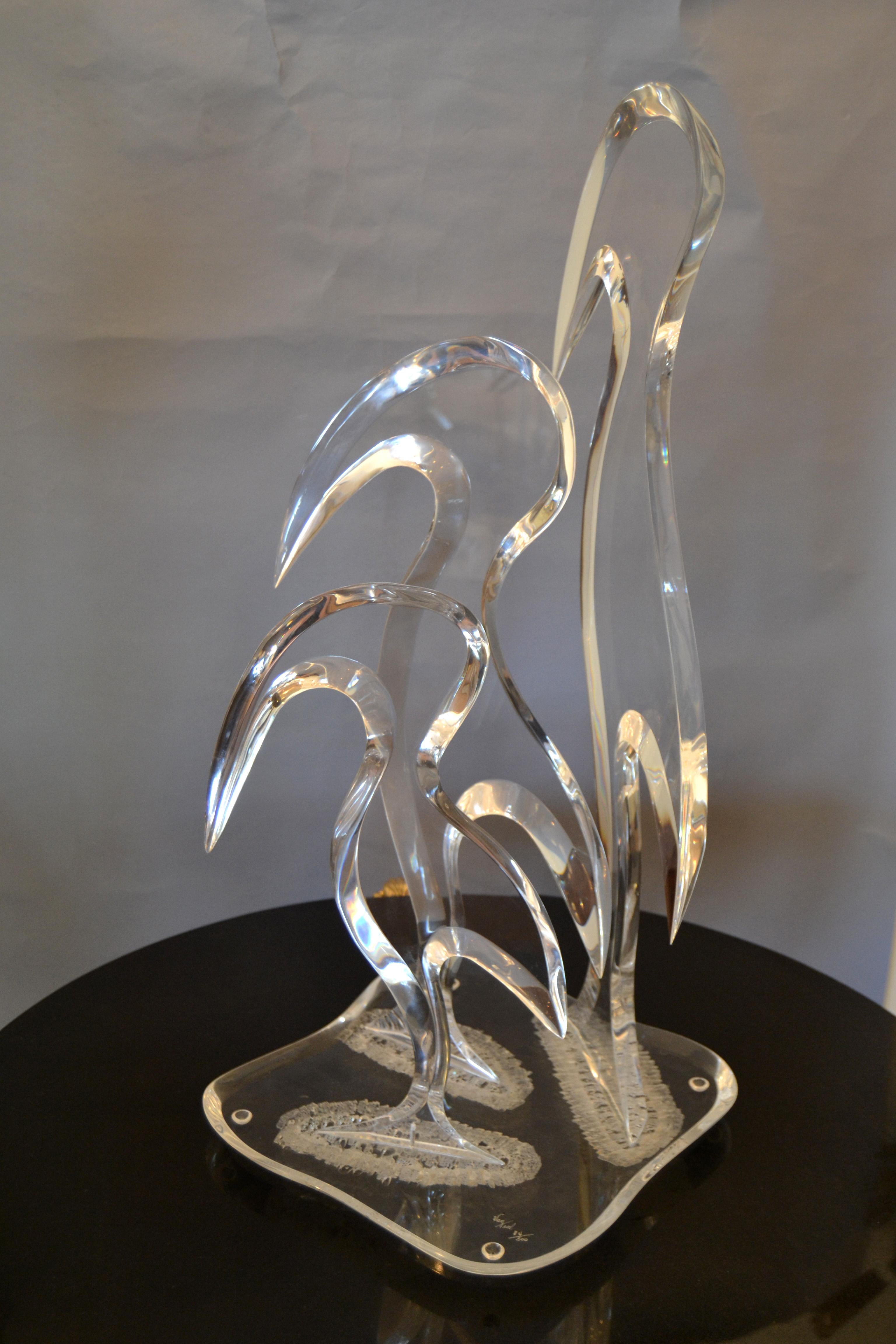 Moderne Hivo G. van Teal Lucite Tischskulptur modelliert als drei stilisierte Vögel.
Es ist auf dem Sockel signiert und nummeriert 84/300. Die Lucite Birds sind 1,38 Zoll dick. 
Die Skulptur sieht aus jedem Blickwinkel interessant aus.
   