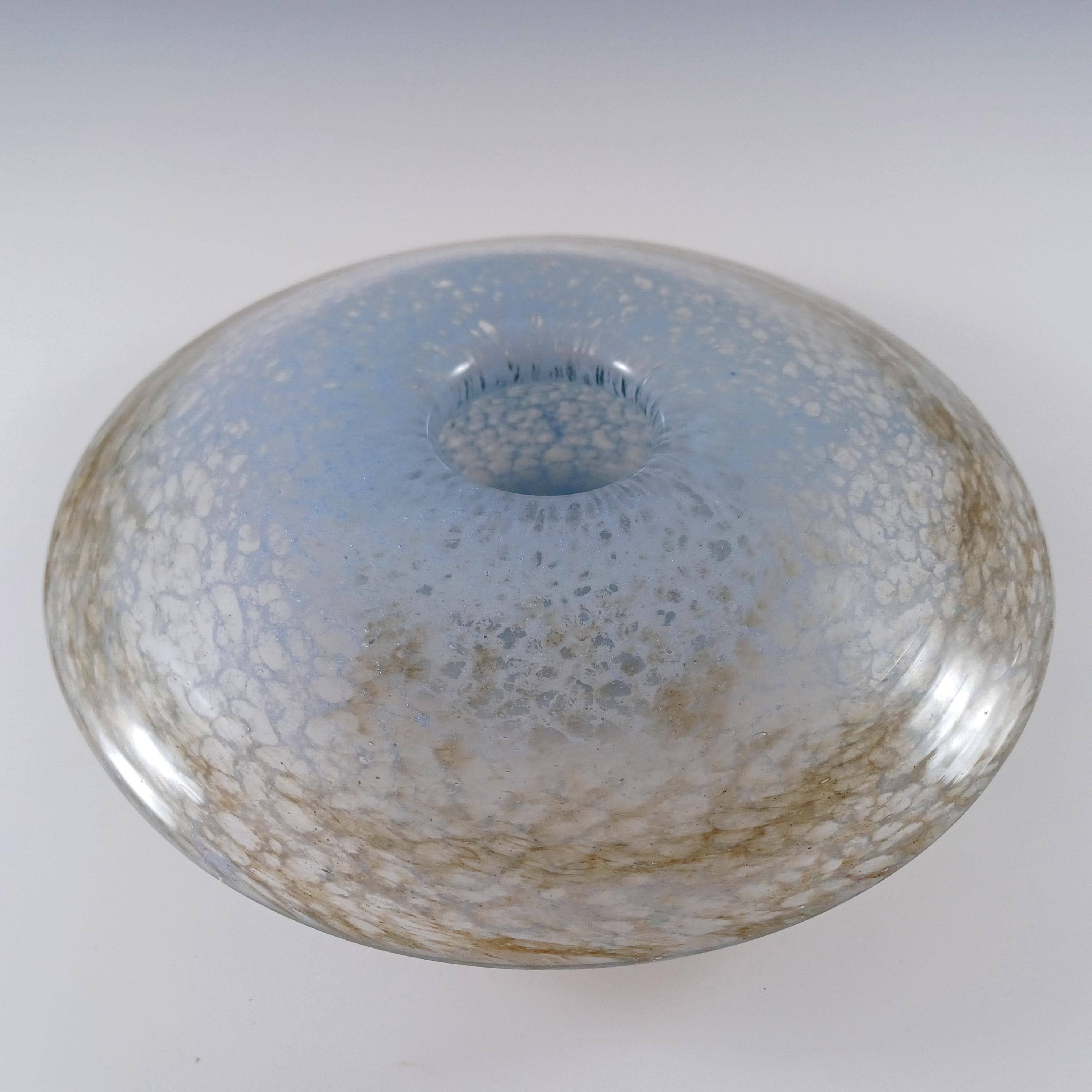 Un grande vaso a forma di fungo in vetro screziato blu britannico. Realizzato dalla vetreria scozzese Vasart, tra il 1946 e il 1956 circa, firmato alla base. Modello numero V023.

Uno dei numerosi articoli di Strathearn & Vasart di grandi dimensioni