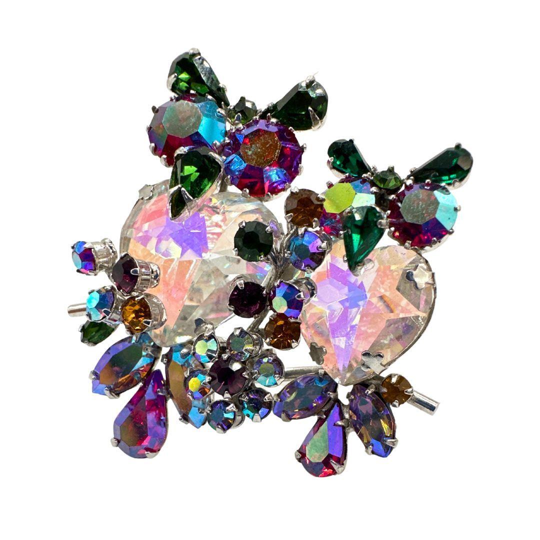 Lengt: 1.60″

Hight:1.75″

Bin Code: D7 / P9

Elevate your jewelry collection with this mesmerizing Signed Vendome Multi Color Rhinestone Owl Brooch. With its impeccable craftsmanship and stunning design, this brooch is sure to become a cherished