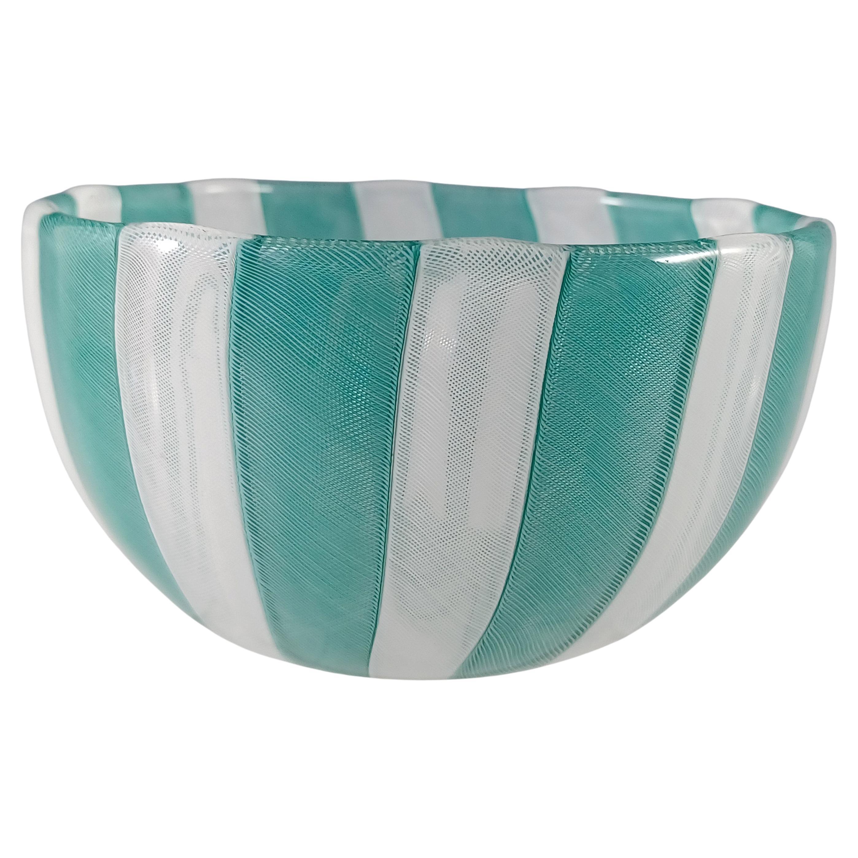 Cuenco Zanfirico de cristal blanco y turquesa Venini Murano FIRMADO por Carlo Scarpa