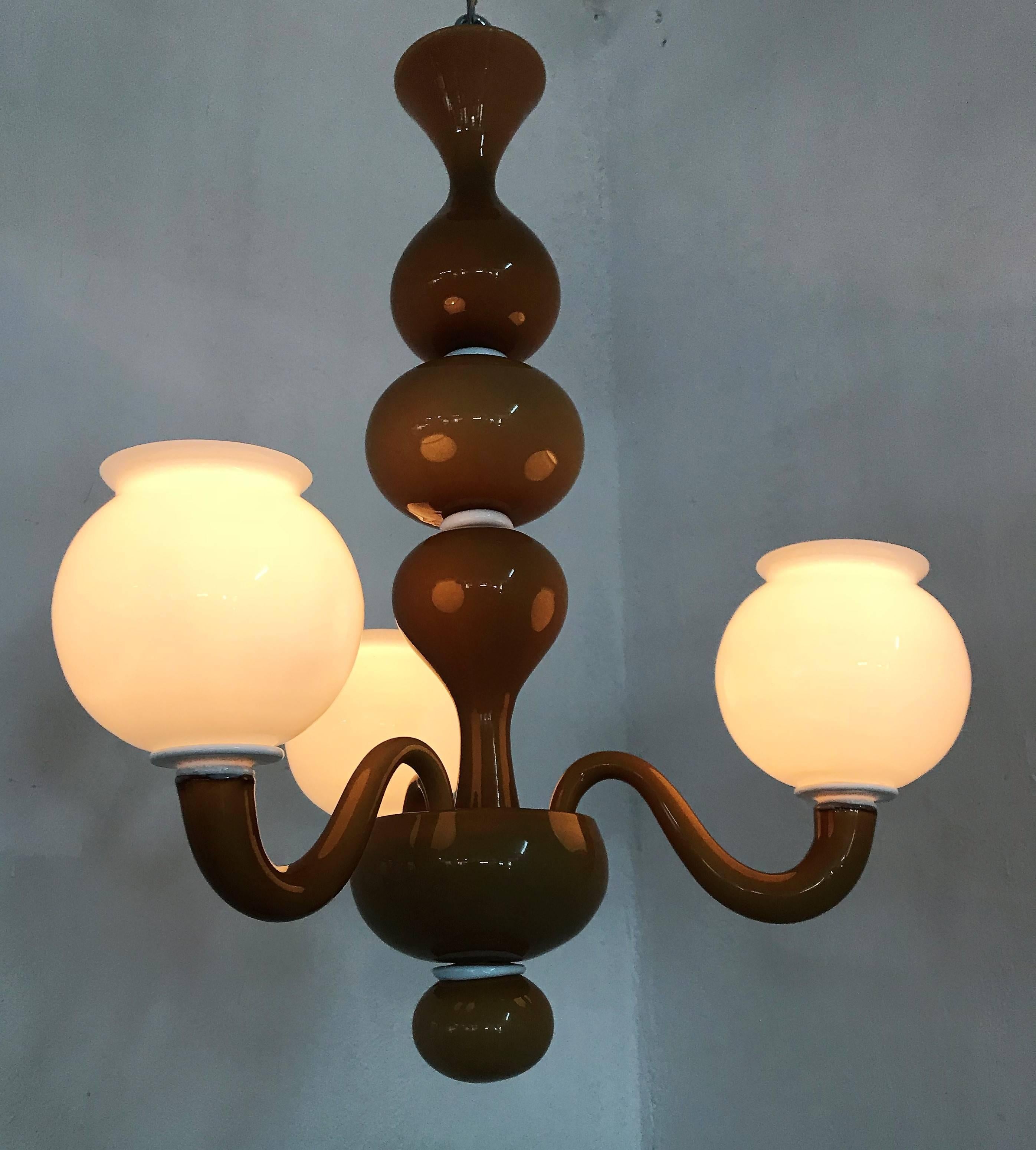Small three-light chandelier signed by Venini in a dark, near-solid, amber/brown Lattimo Murano glass in Art deco style, circa 1930-1940.
This model has a number reference in Venini's archives as 960/12-3