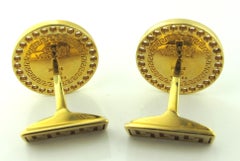 Boutons de manchette signés "Versace" en or jaune 18 carats et diamants