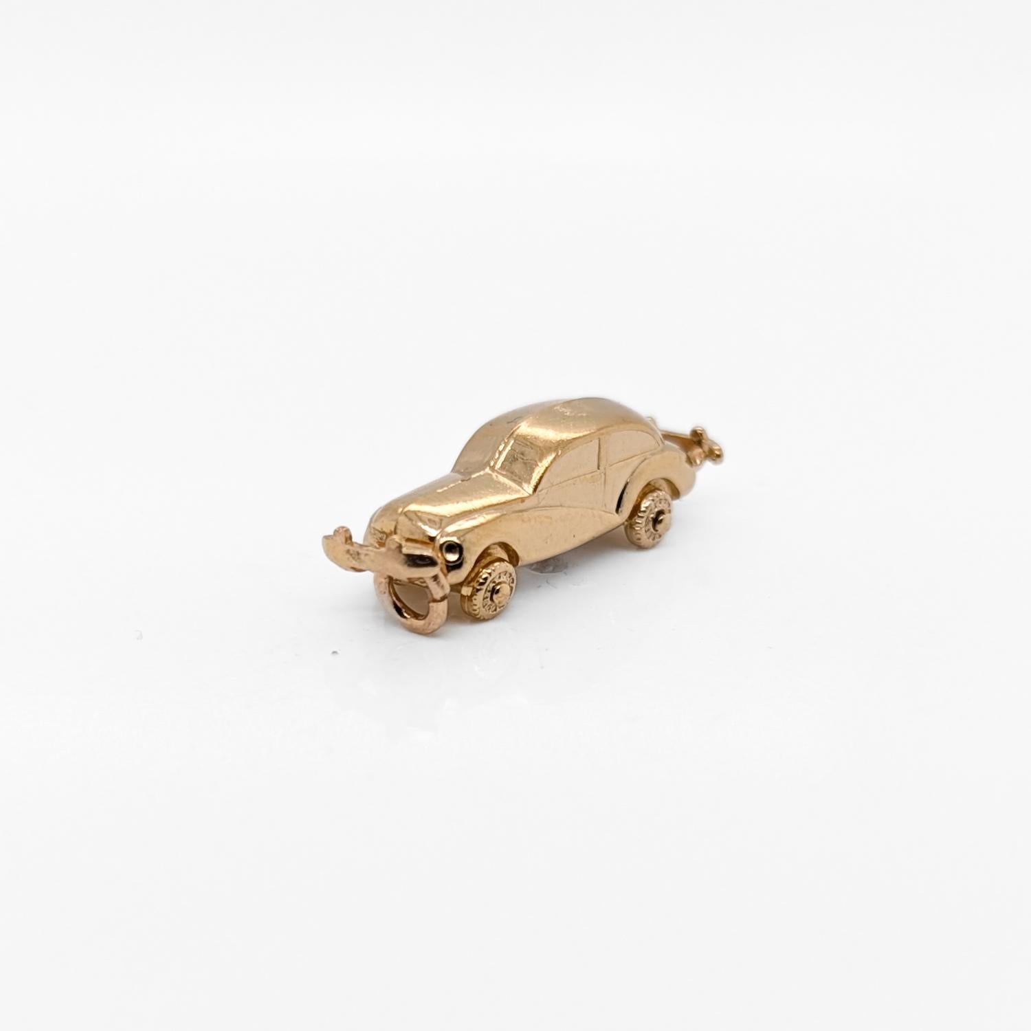 Charm firmato d'epoca in oro 14K raffigurante un'auto o un'automobile con paraurti in vendita 5