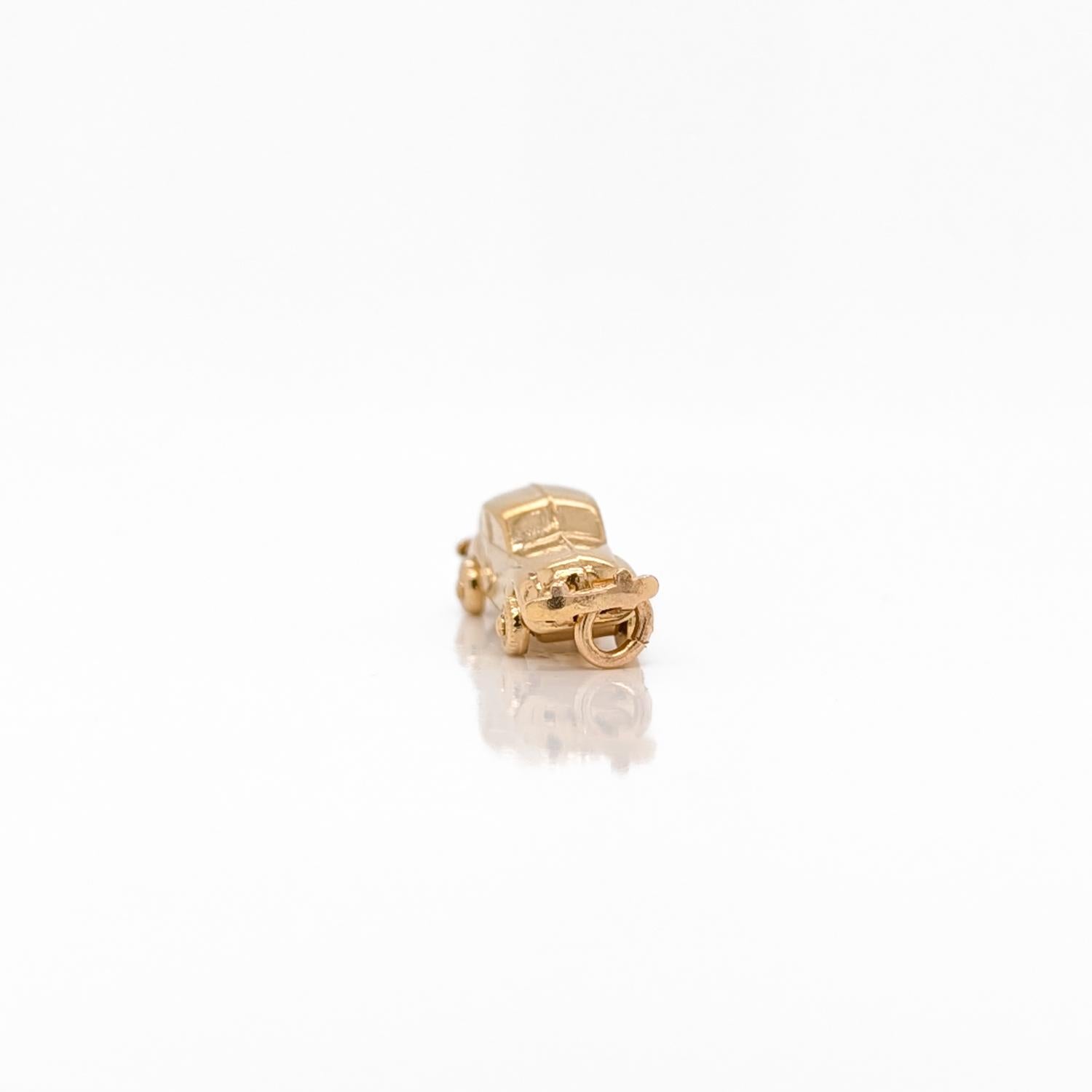 Charm firmato d'epoca in oro 14K raffigurante un'auto o un'automobile con paraurti In condizioni buone in vendita a Philadelphia, PA