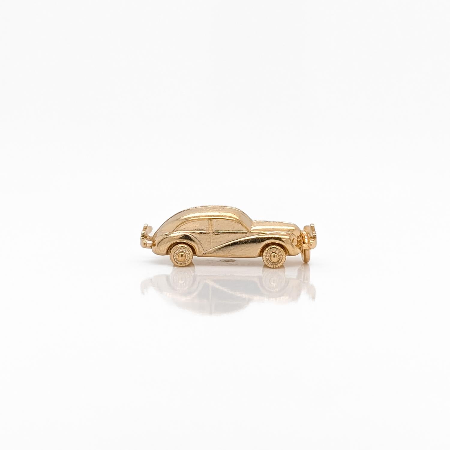 da uomo o donna Charm firmato d'epoca in oro 14K raffigurante un'auto o un'automobile con paraurti in vendita