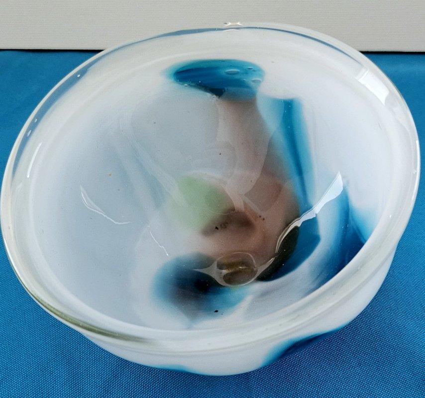 Ciotola in vetro artistico d'epoca, firmata, bianca con blu, verde e malva in vendita 3