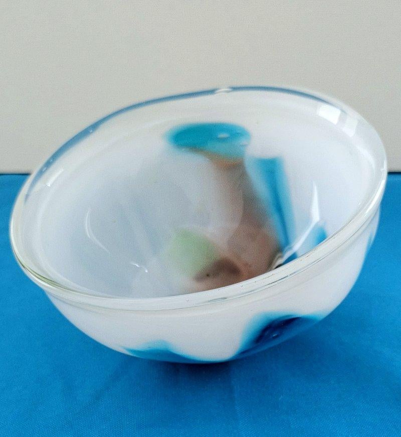 Ciotola in vetro artistico d'epoca, firmata, bianca con blu, verde e malva in vendita 4