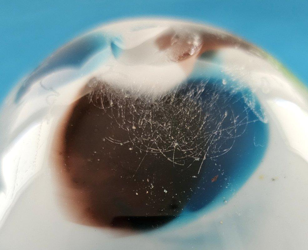 Ciotola in vetro artistico d'epoca, firmata, bianca con blu, verde e malva in vendita 6