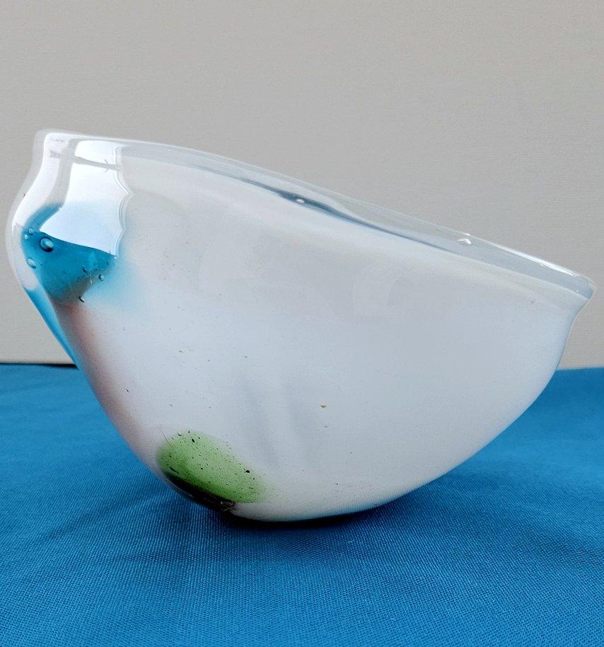 Ciotola in vetro artistico vintage firmata, bianca con blu, verde e malva.
Si tratta di una graziosa ciotola asimmetrica progettata per inclinarsi leggermente. 
È firmato sul fondo. Non ne siamo sicuri, ma sembra che il firmatario possa aver firmato