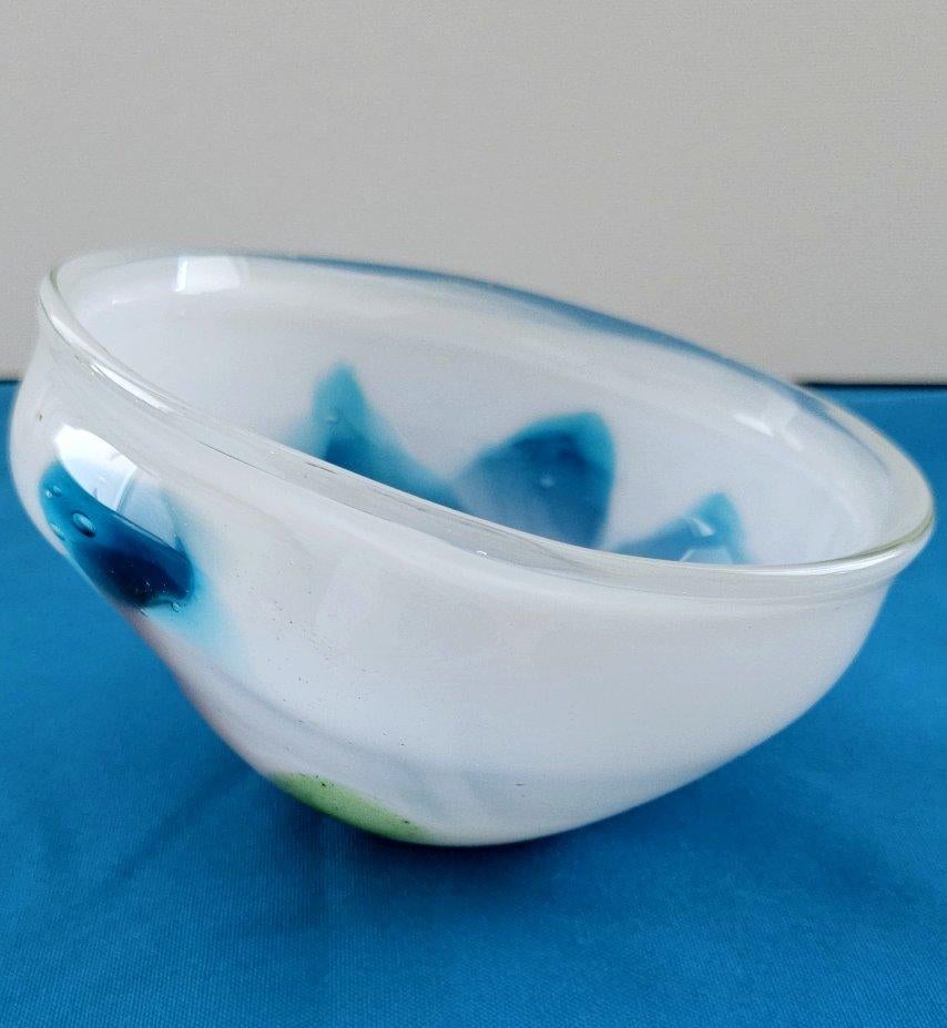 Mid-Century moderno Ciotola in vetro artistico d'epoca, firmata, bianca con blu, verde e malva in vendita