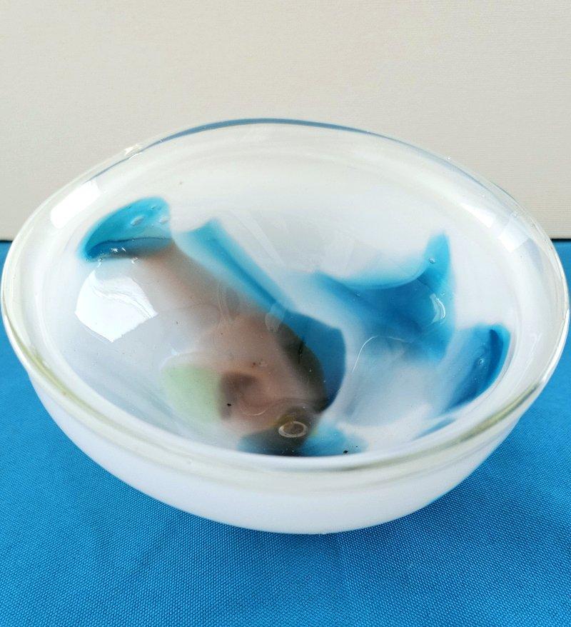 Altro Ciotola in vetro artistico d'epoca, firmata, bianca con blu, verde e malva in vendita