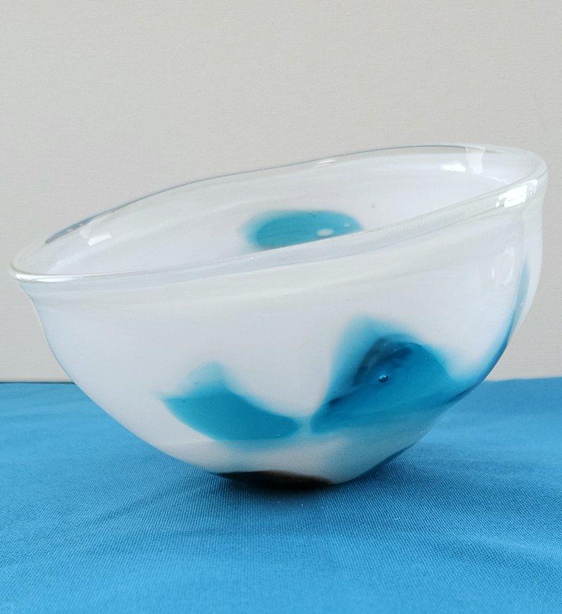 Vetro artistico Ciotola in vetro artistico d'epoca, firmata, bianca con blu, verde e malva in vendita