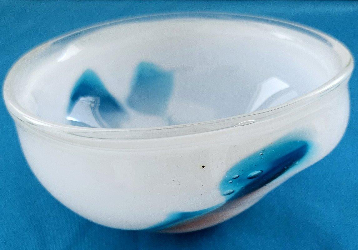 Ciotola in vetro artistico d'epoca, firmata, bianca con blu, verde e malva in vendita 1