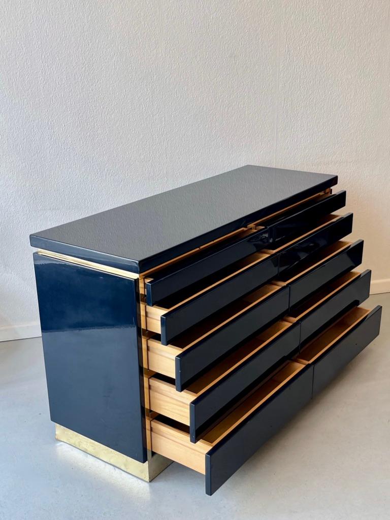 Magnifique commode vintage 10 tiroirs en laque bleue et laiton par Jean Claude Mahey et produit par Maison Romeo, France ca. 1970s
Signé en bas.
Bon état.
L 130 x D 45 x H 76 cm