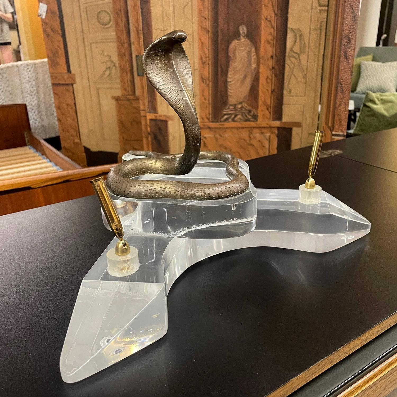 Portapenne doppio firmato in ottone e lucite Cobra Snake d'epoca in vendita 3
